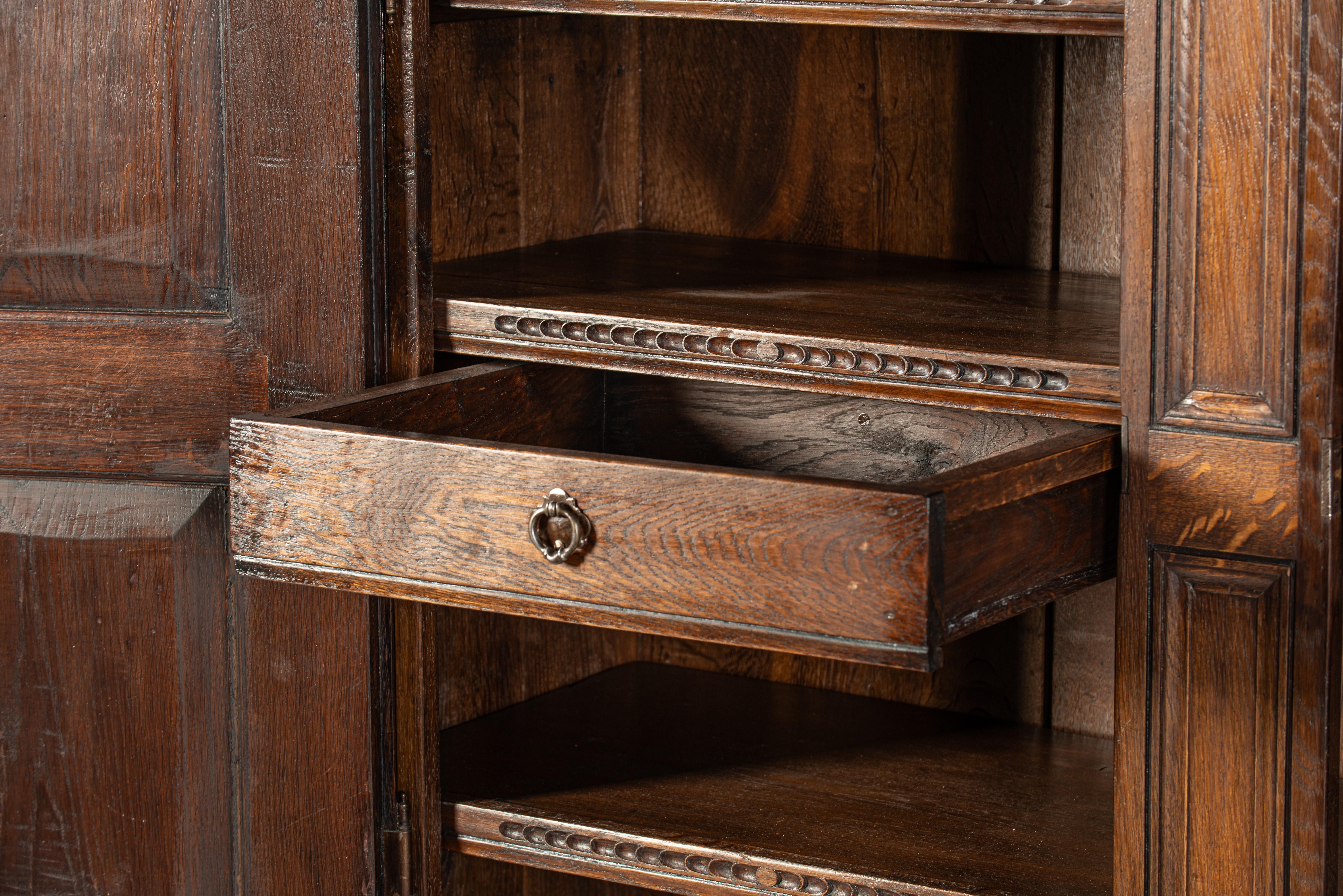 Ancienne armoire allemande à deux portes en chêne massif brun chaud du début du 19e siècle en vente 10