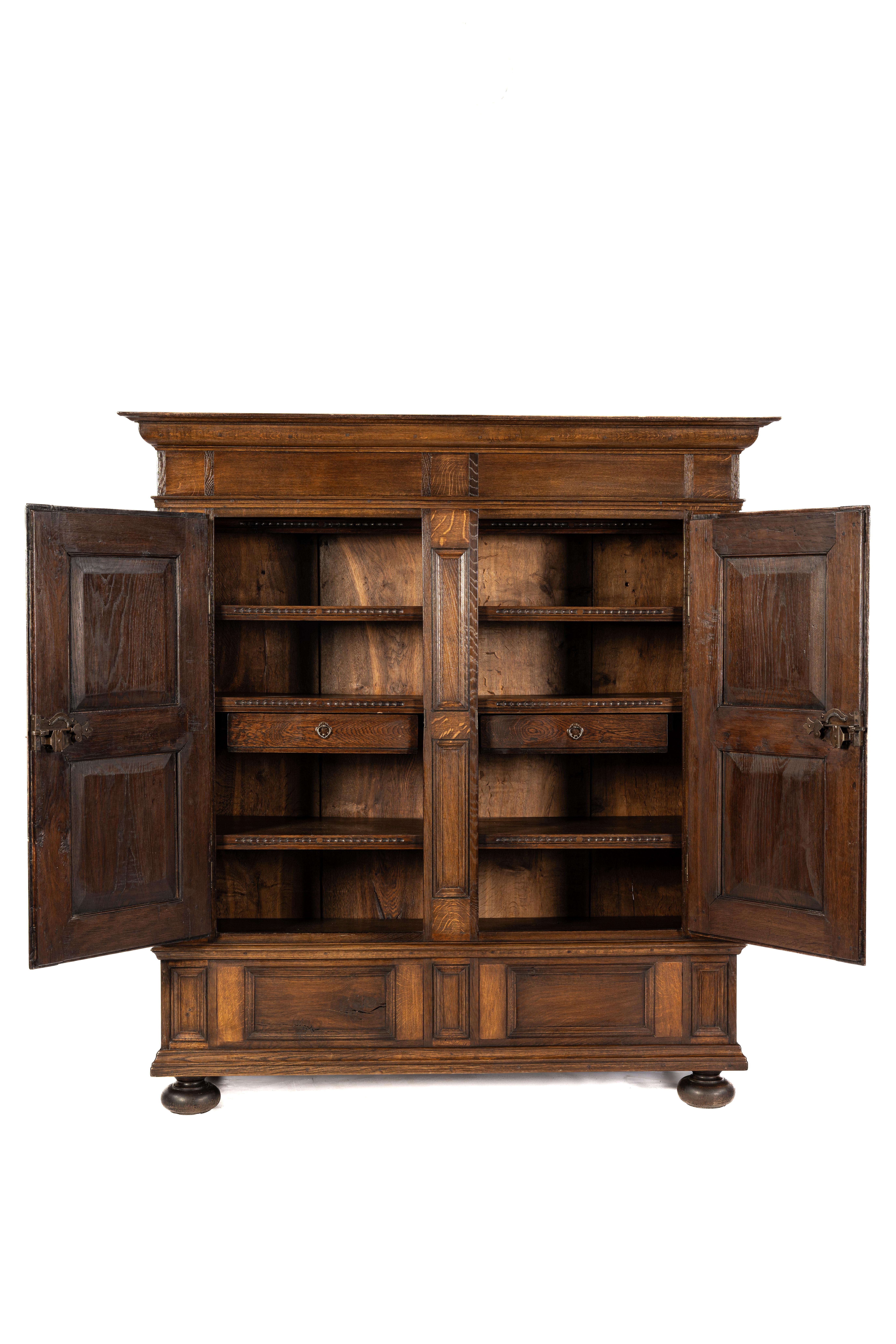 Allemand Ancienne armoire allemande à deux portes en chêne massif brun chaud du début du 19e siècle en vente