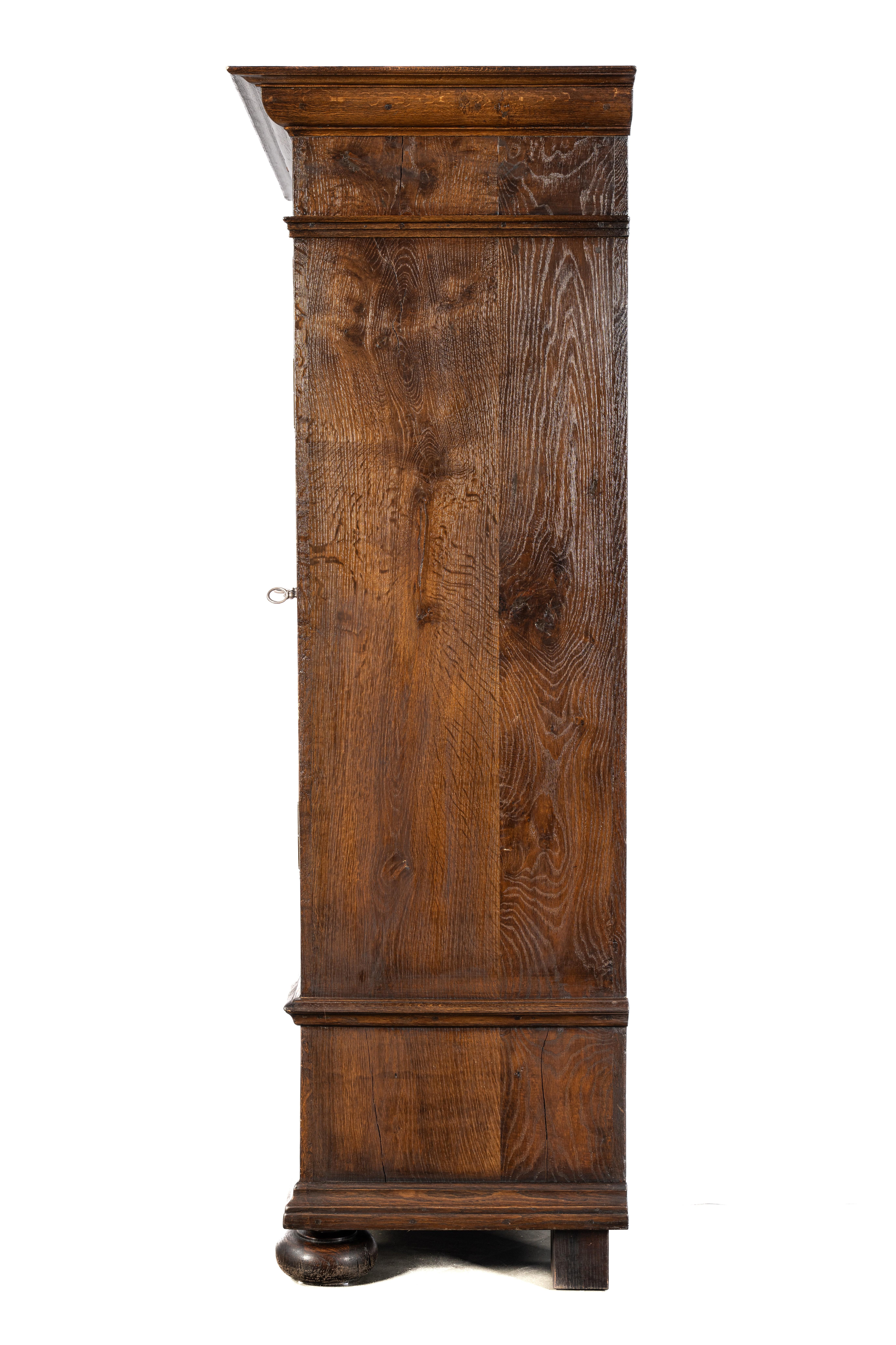 Laqué Ancienne armoire allemande à deux portes en chêne massif brun chaud du début du 19e siècle en vente