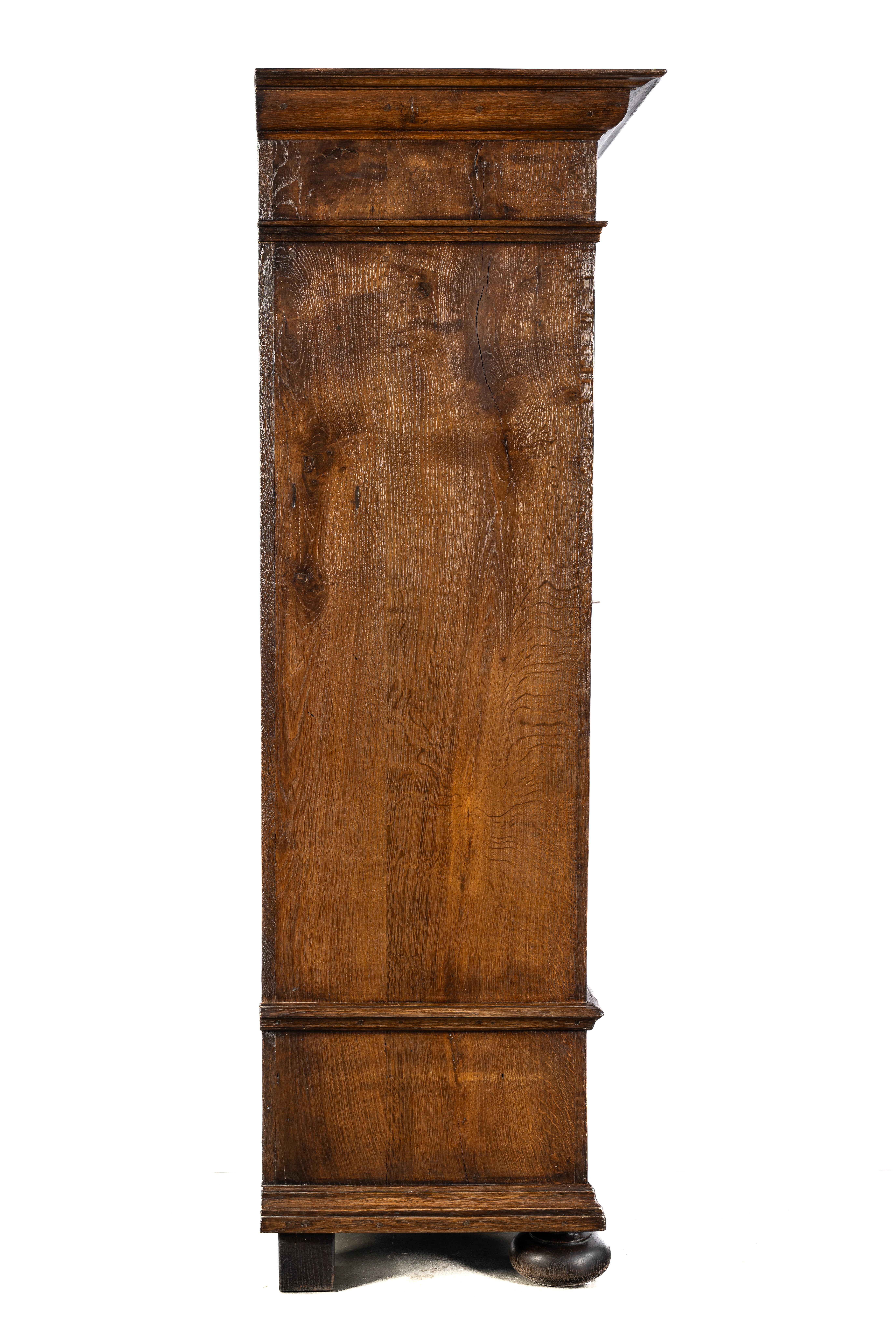 XIXe siècle Ancienne armoire allemande à deux portes en chêne massif brun chaud du début du 19e siècle en vente