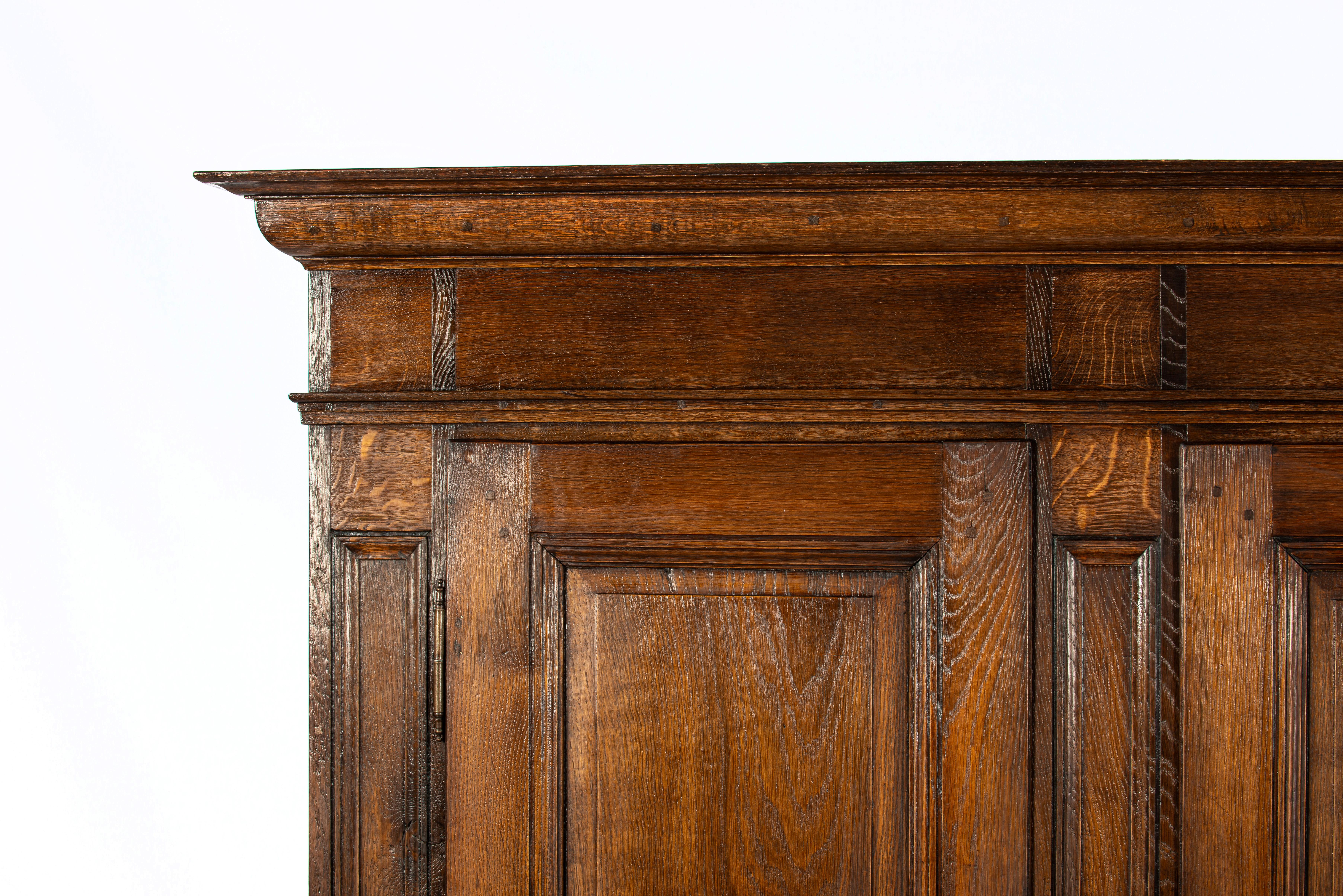 Chêne Ancienne armoire allemande à deux portes en chêne massif brun chaud du début du 19e siècle en vente