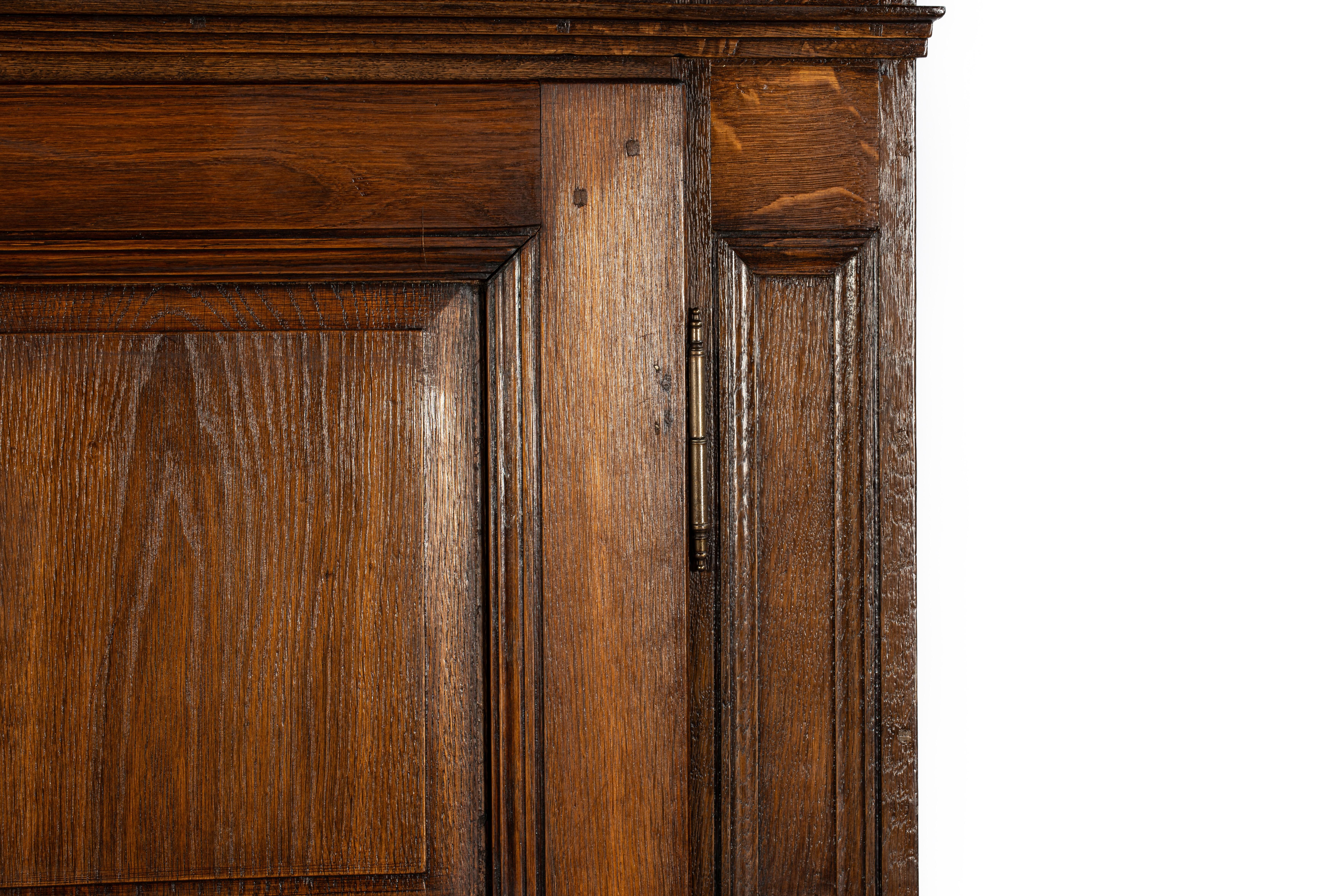 Ancienne armoire allemande à deux portes en chêne massif brun chaud du début du 19e siècle en vente 1