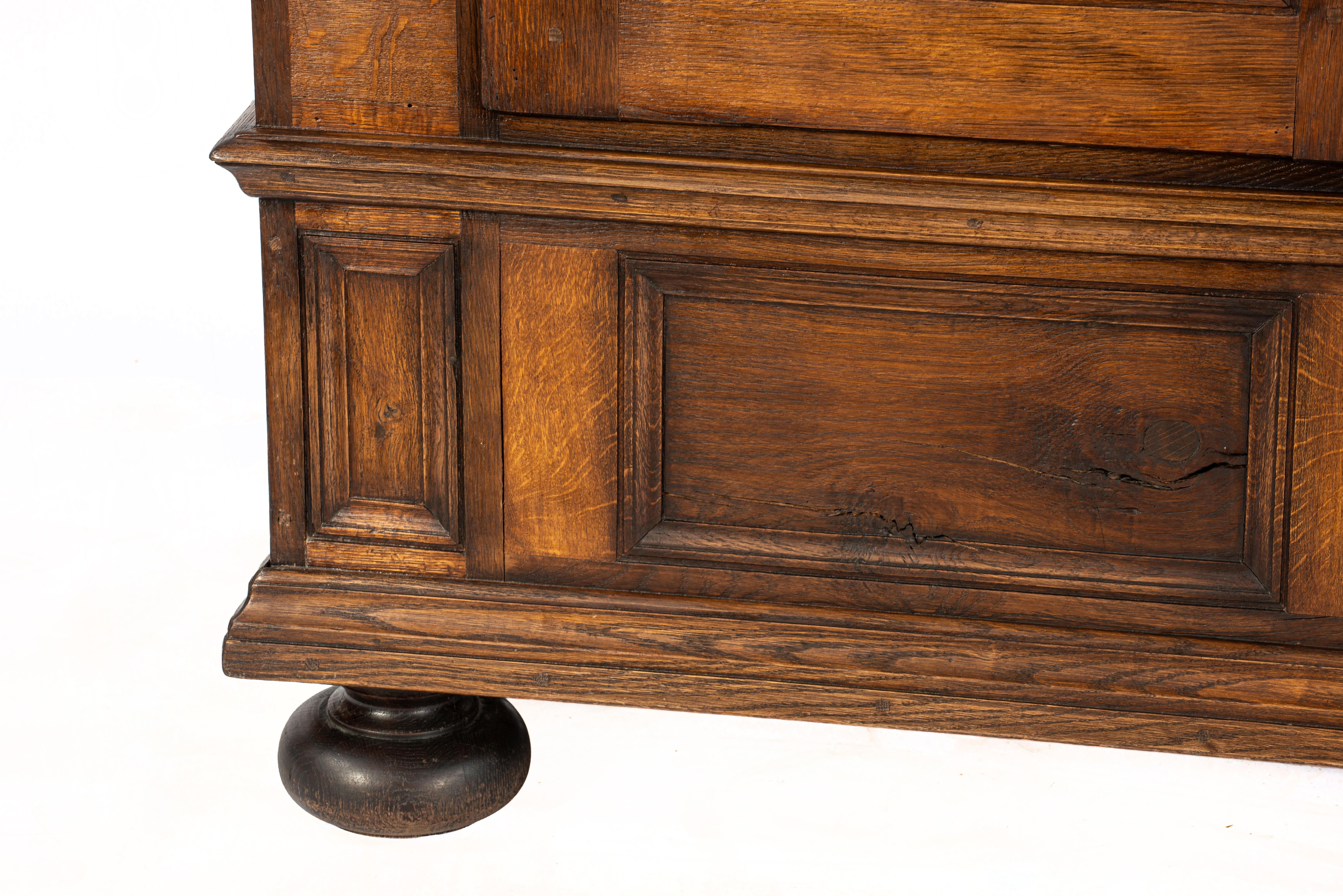 Ancienne armoire allemande à deux portes en chêne massif brun chaud du début du 19e siècle en vente 2
