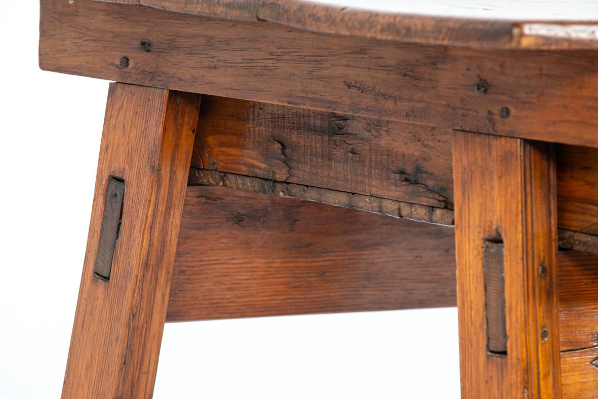 Antique early 19th century Spanish honey color pine Side table with drawer For Sale 5