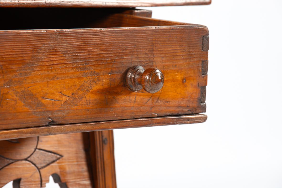 Antique early 19th century Spanish honey color pine Side table with drawer For Sale 7
