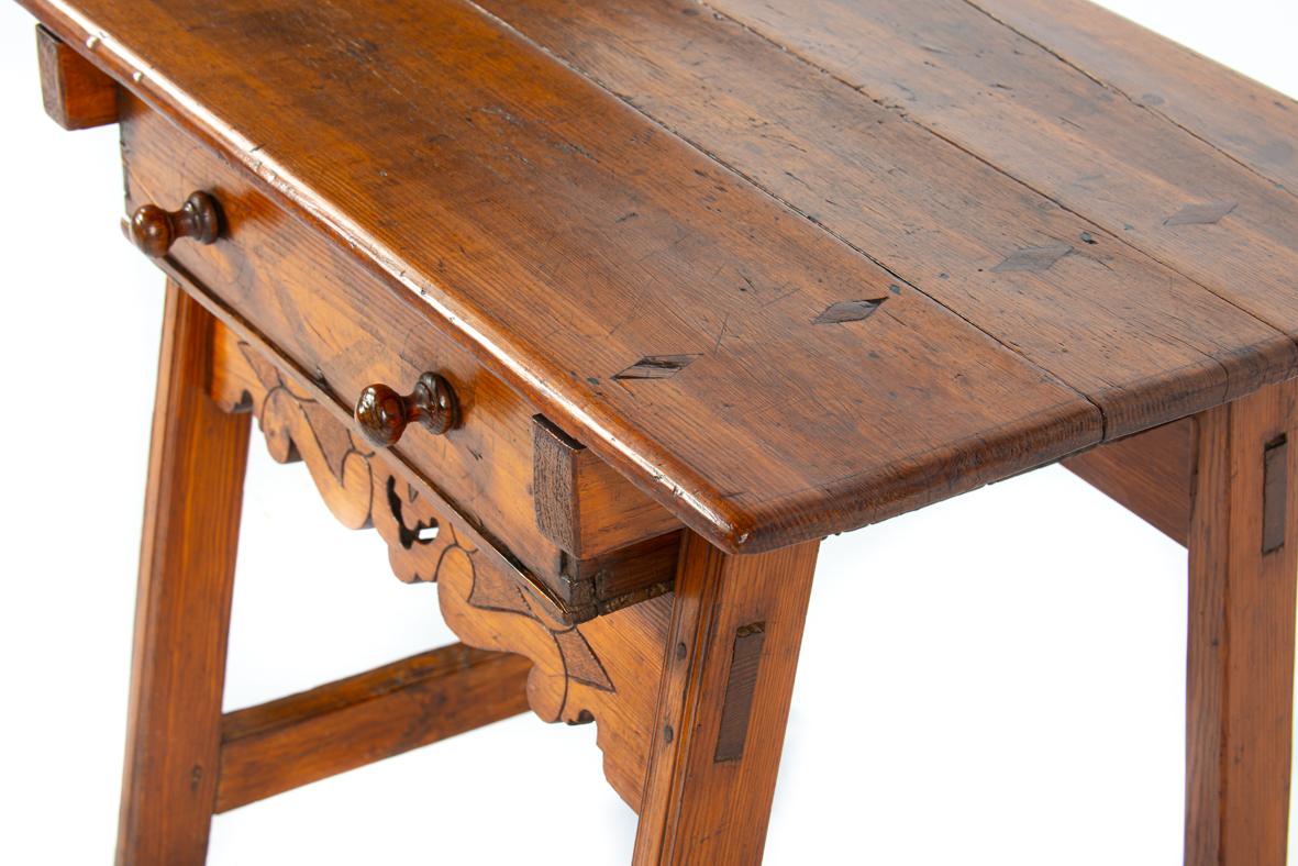 Antique early 19th century Spanish honey color pine Side table with drawer For Sale 11