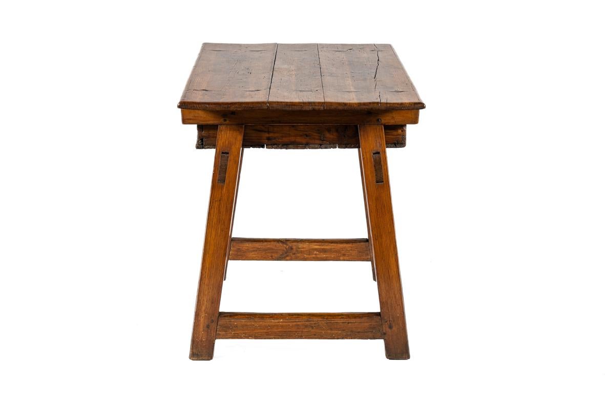Antique early 19th century Spanish honey color pine Side table with drawer In Good Condition For Sale In Casteren, NL