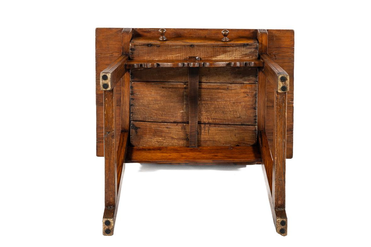 Antique early 19th century Spanish honey color pine Side table with drawer For Sale 2