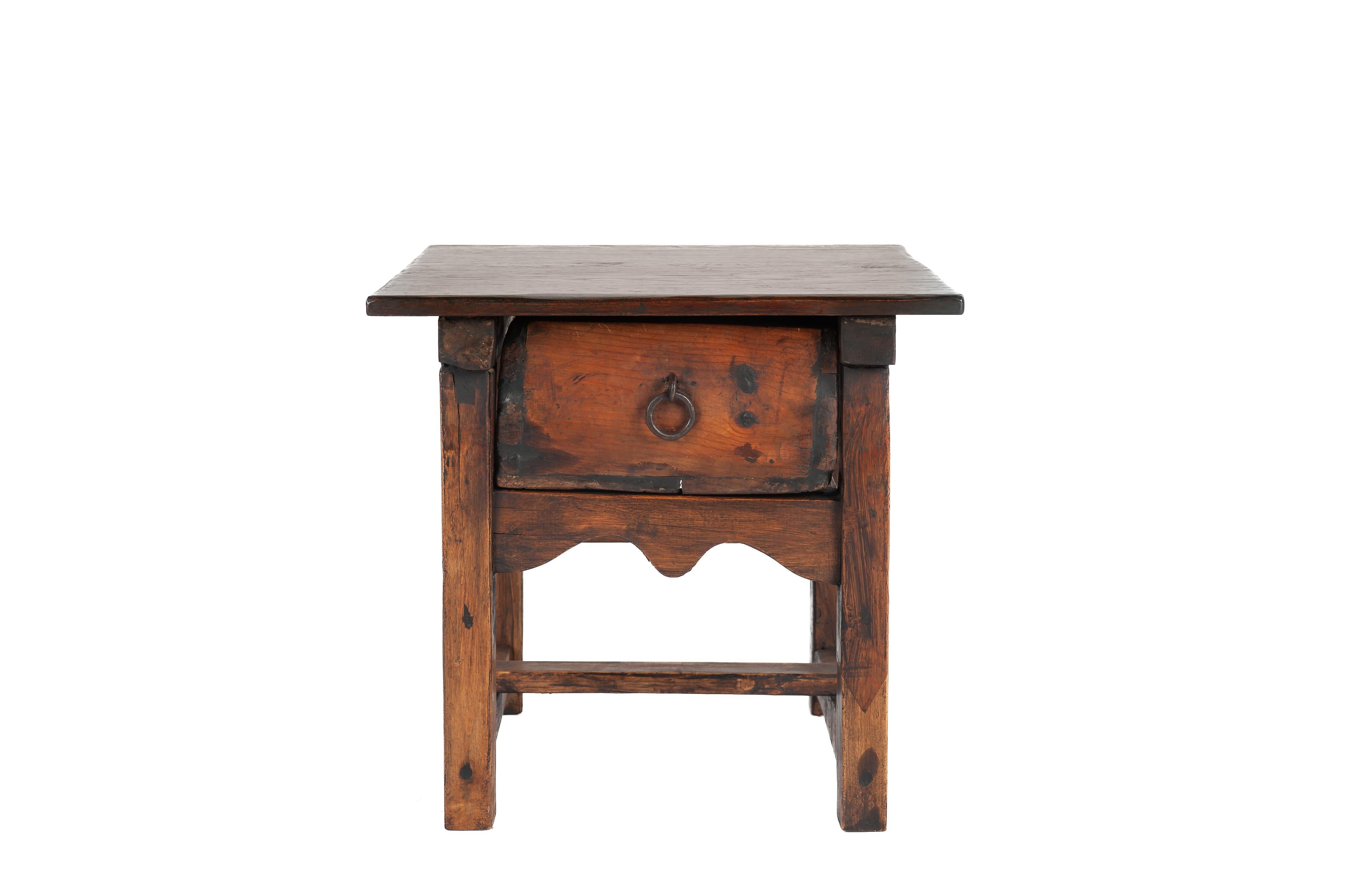 Une belle table d'appoint ancienne fabriquée dans l'Espagne rurale vers 1820. Le plateau rectangulaire en chêne massif sculpté à la main a été fabriqué à partir d'une seule planche de bois et a été assemblé à la base en pin par des joints en queue