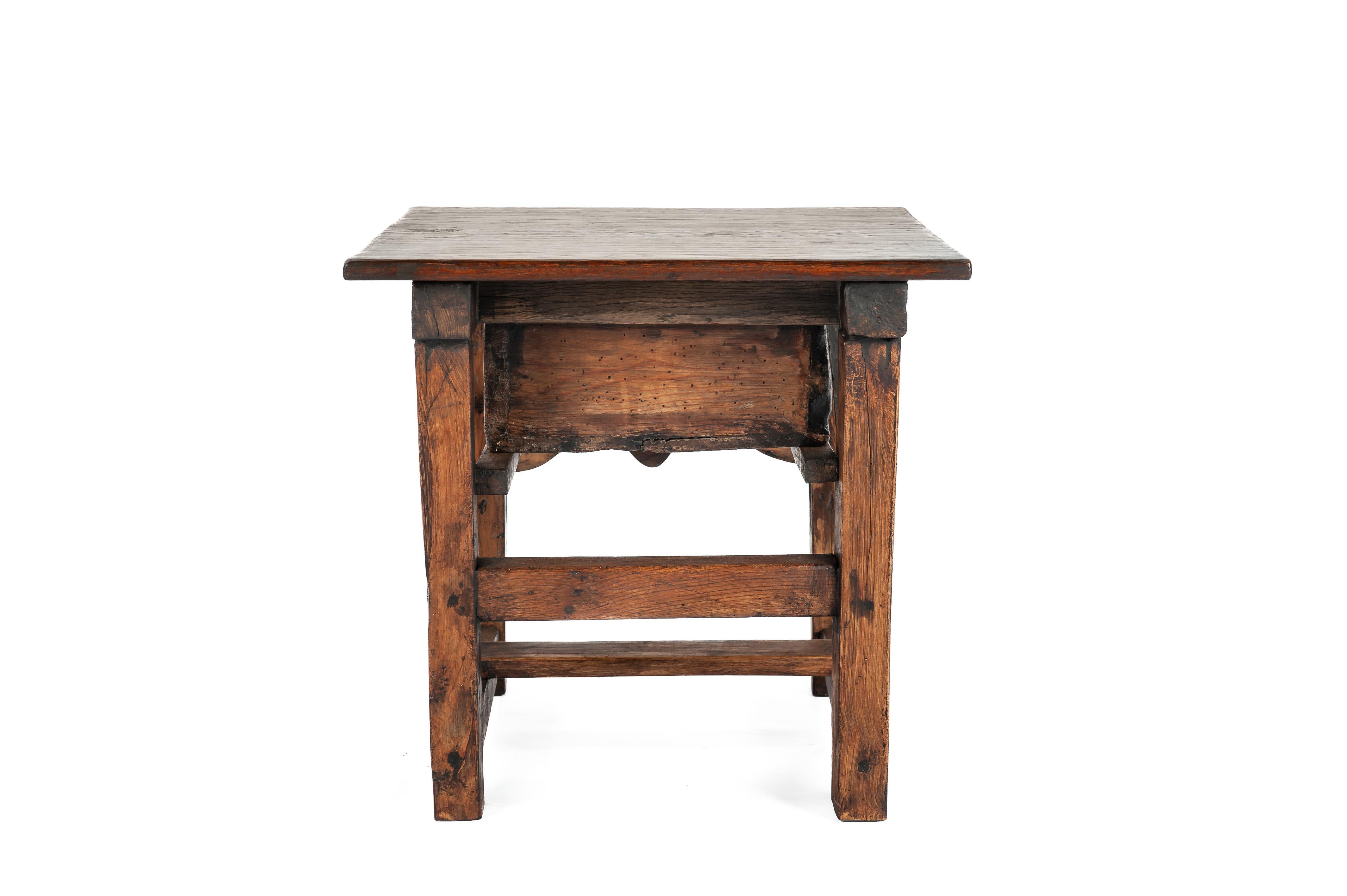 Antique early 19th century Spanish Provincial Chestnut side table or tavern tabl In Good Condition For Sale In Casteren, NL