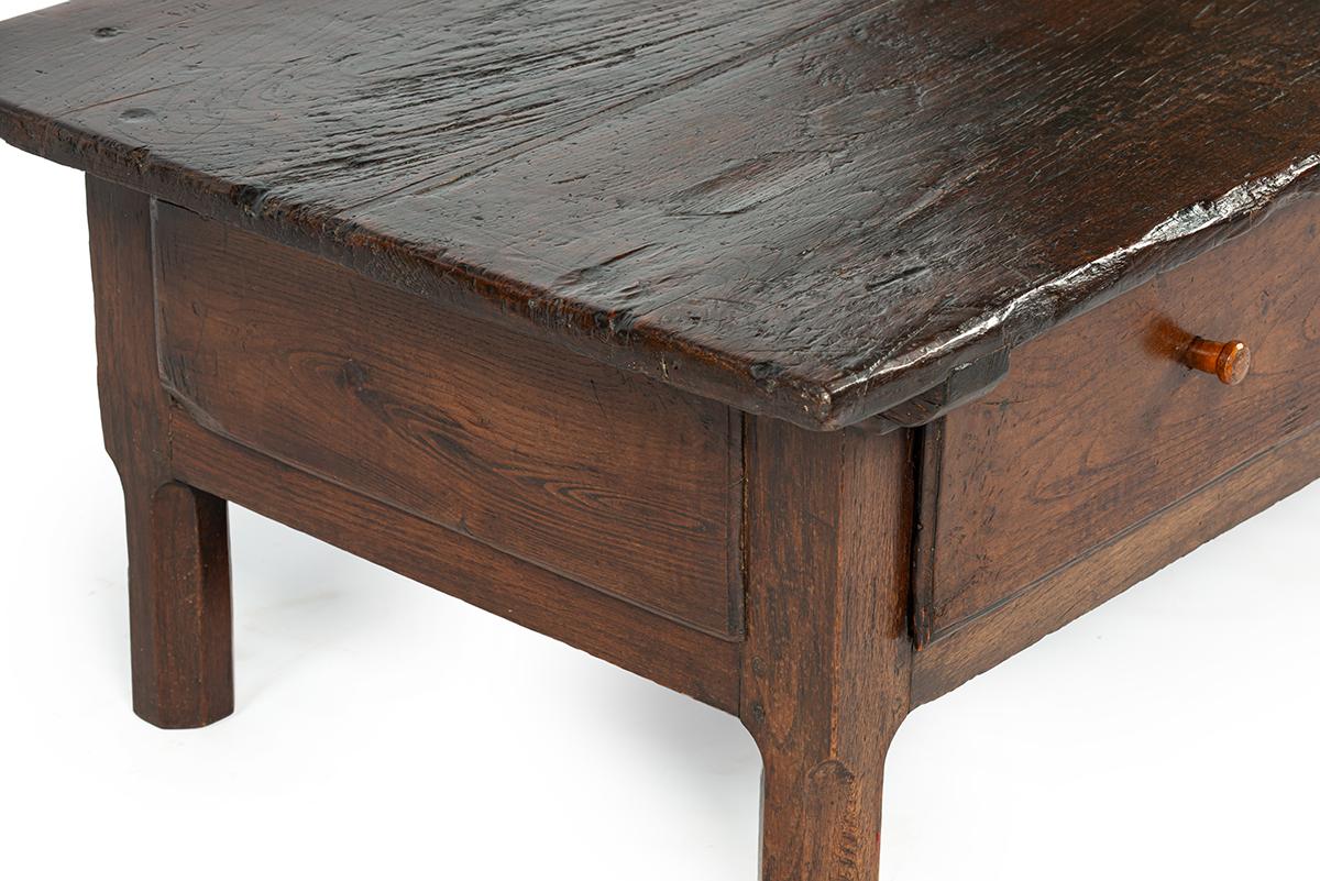 Antique early 19th century Spanish warm brown chestnut coffee table with drawers For Sale 3