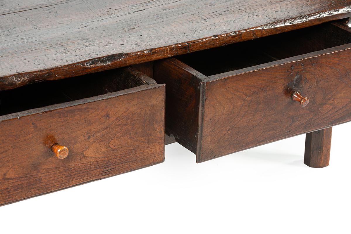 Antique early 19th century Spanish warm brown chestnut coffee table with drawers For Sale 6