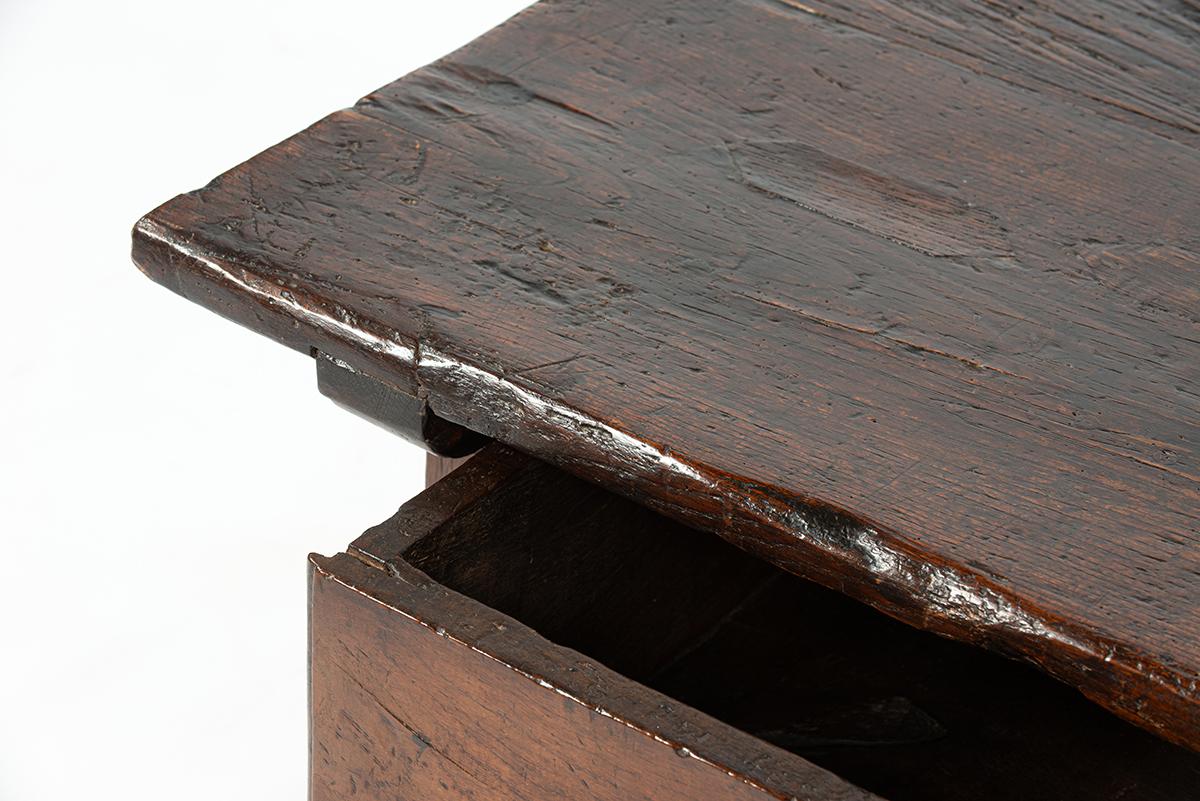 Antique early 19th century Spanish warm brown chestnut coffee table with drawers For Sale 7