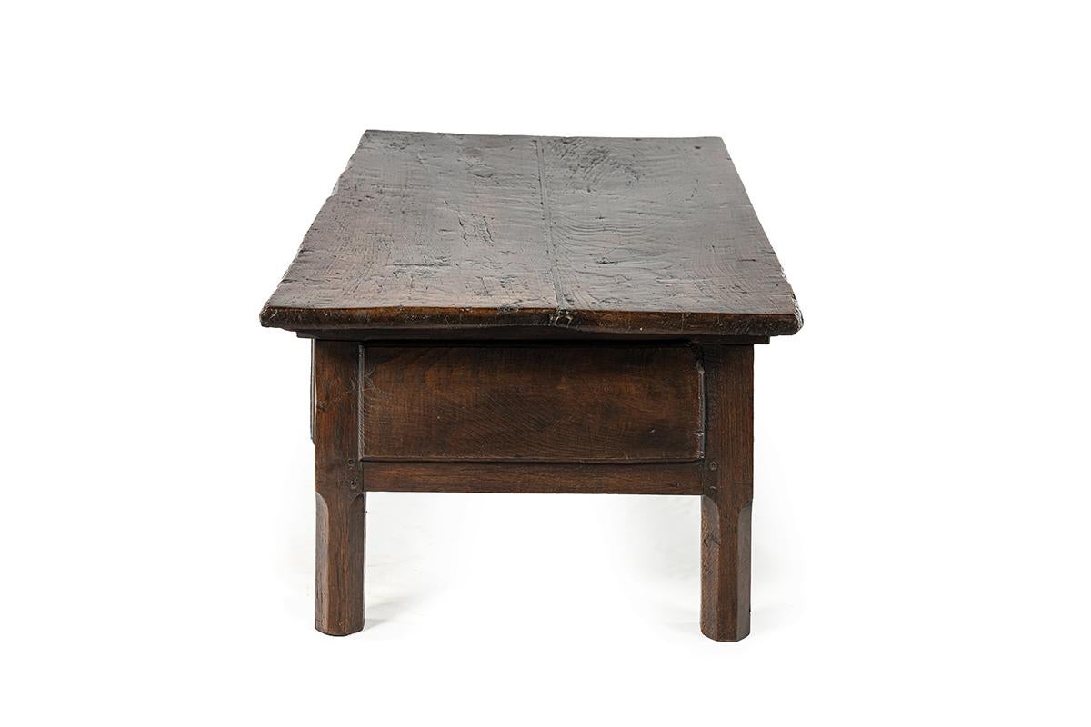 Rustic Antique early 19th century Spanish warm brown chestnut coffee table with drawers For Sale