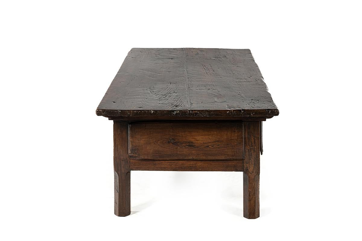 Antique early 19th century Spanish warm brown chestnut coffee table with drawers In Good Condition For Sale In Casteren, NL