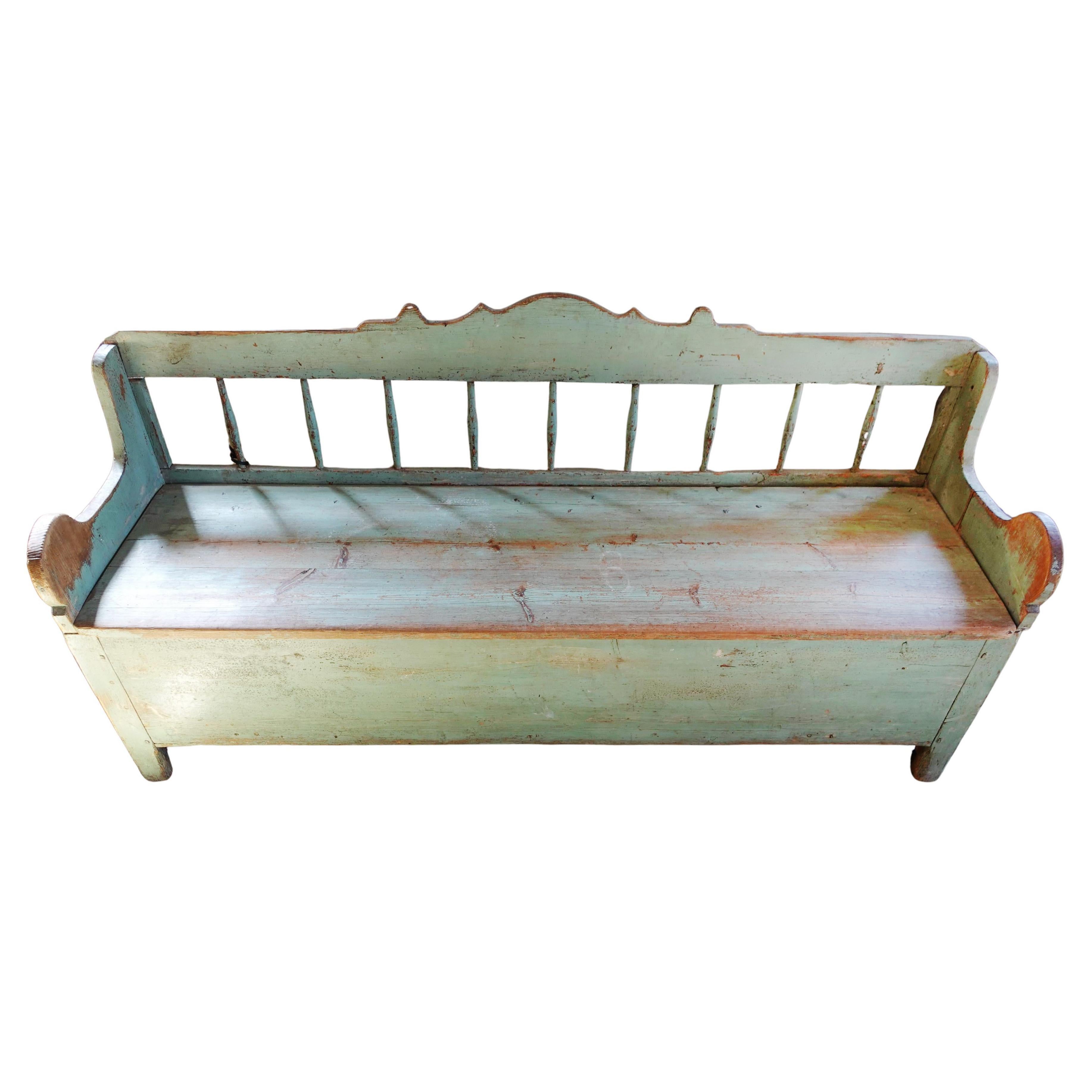 Antiguo banco de granja sueco de principios del siglo XIX con arte popular

Anónimo
Suecia; hacia 1800
Madera de pino policromada 

Tamaño aproximado: 34 (alto) x 70,5 (ancho) x 20 (fondo) pulg.; altura del asiento: 18,5 pulg.

Este encantador banco