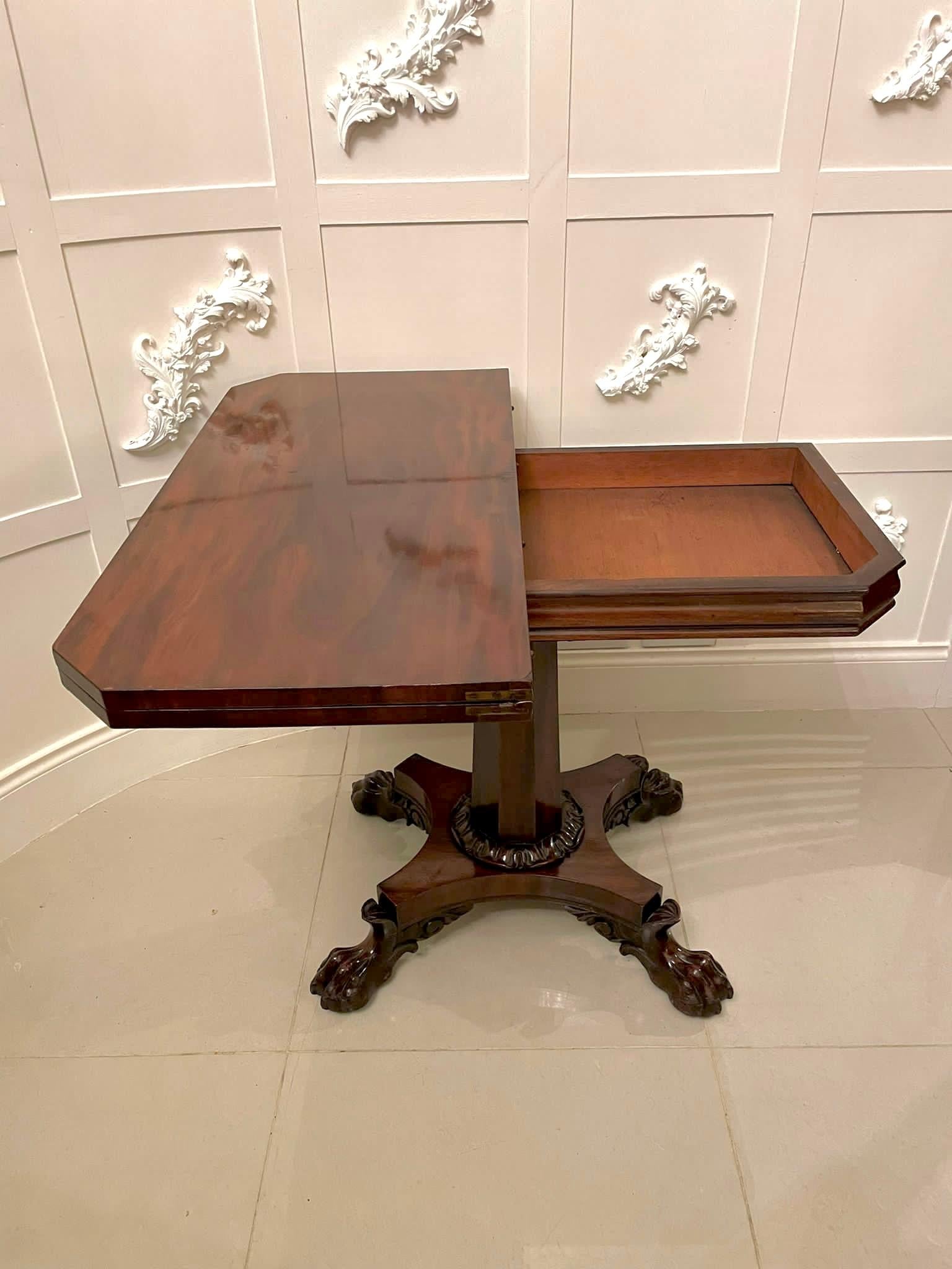 Ancienne table à thé en acajou figuré de qualité William IV, début du 19ème siècle  en vente 5