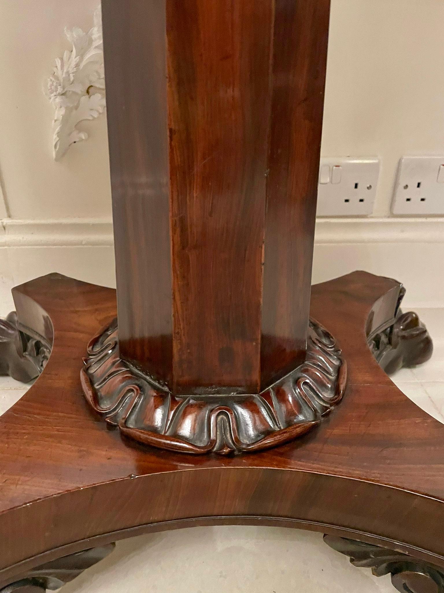 Ancienne table à thé en acajou figuré de qualité William IV, début du 19ème siècle  en vente 1