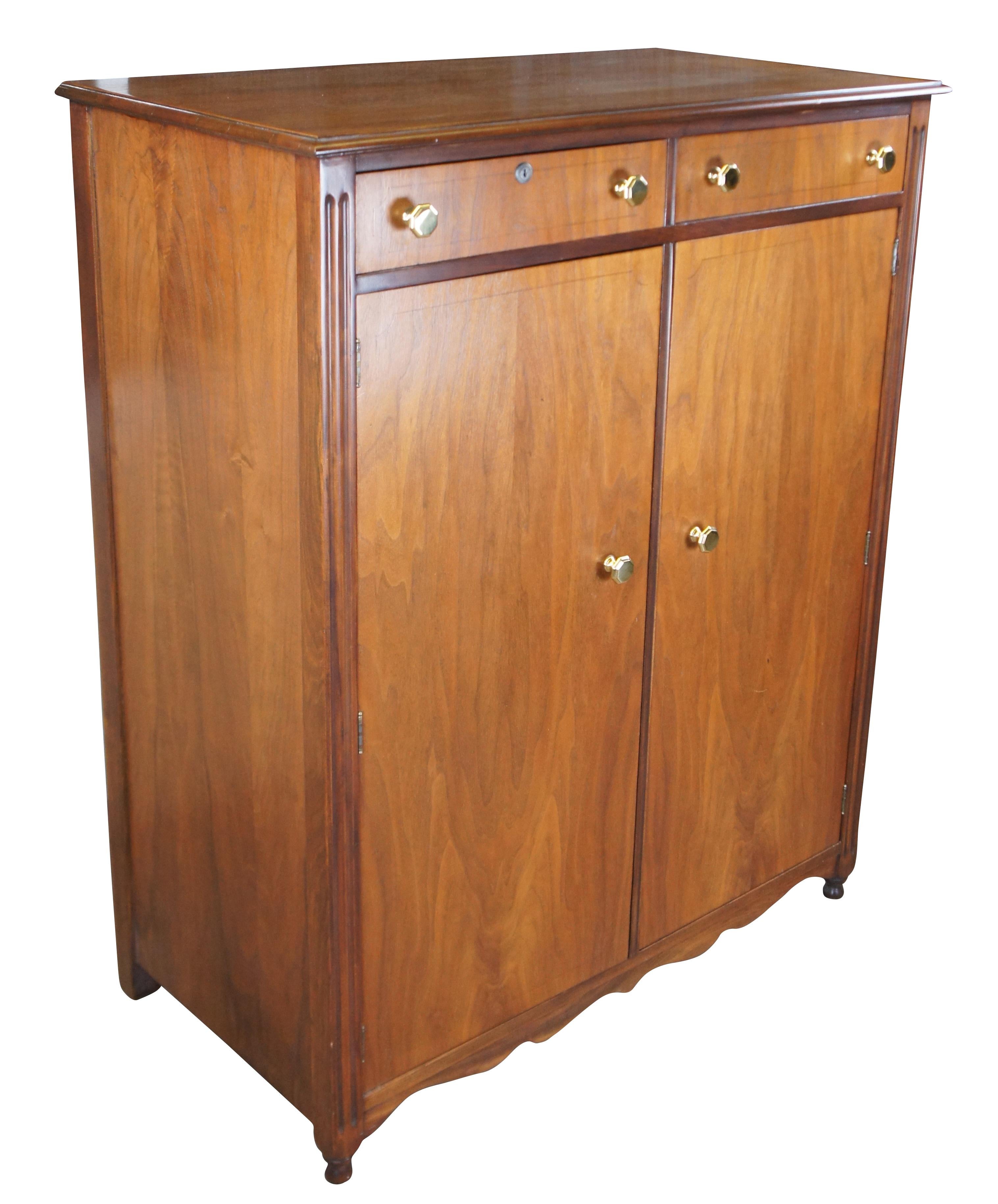 Bellissima cassettiera in stile tardo vittoriano, circa 1910.  Presenta una struttura rettangolare in noce americano con due cassetti a coda di rondine e un ampio mobile inferiore.  L'armadio inferiore si apre in un formato a chifforobe con tre