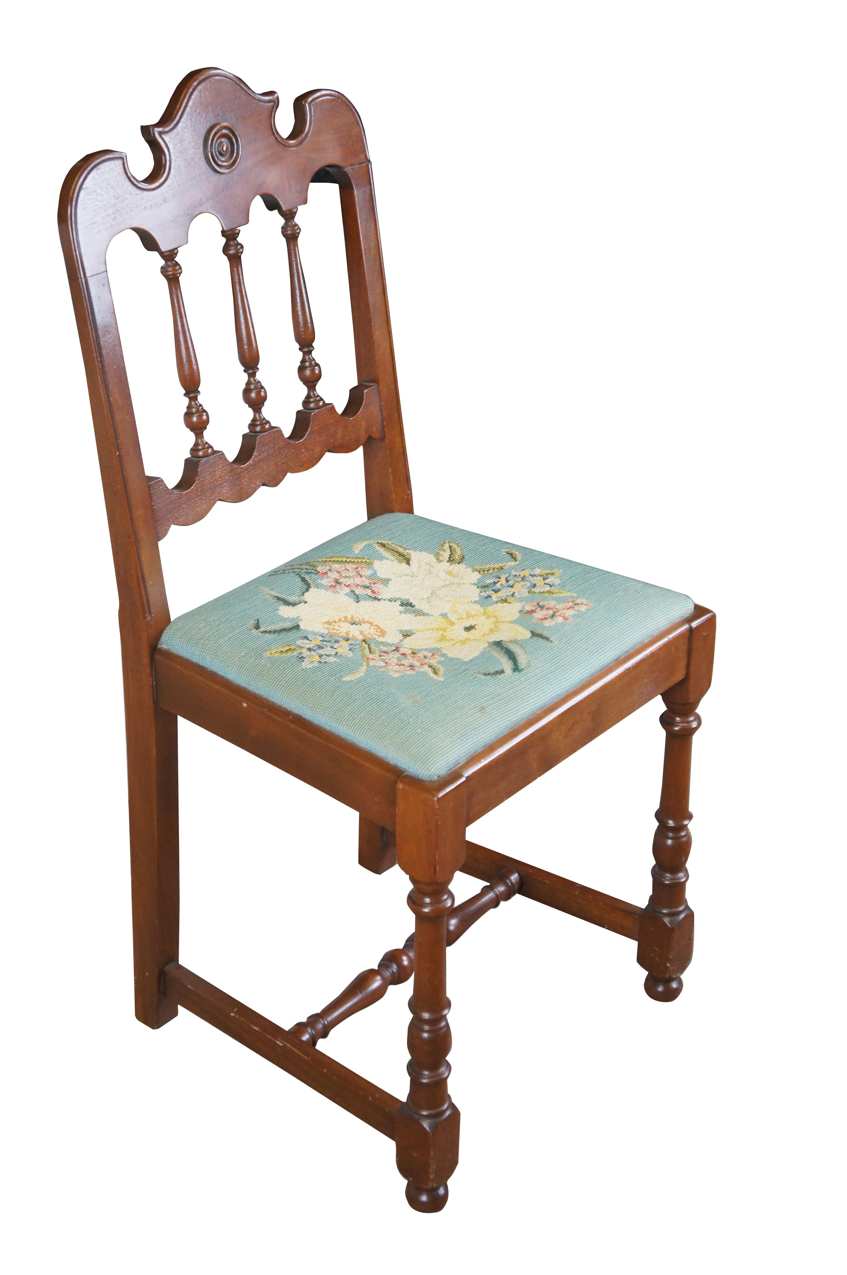 Michigan Chair Company Chaise de bureau ou d'appoint de style victorien, vers 1910-20. Fabriquée en noyer, elle est dotée d'une traverse ornée et d'un dossier à fuseaux. L'assise est brodée de fleurs et repose sur des pieds tournés reliés par une