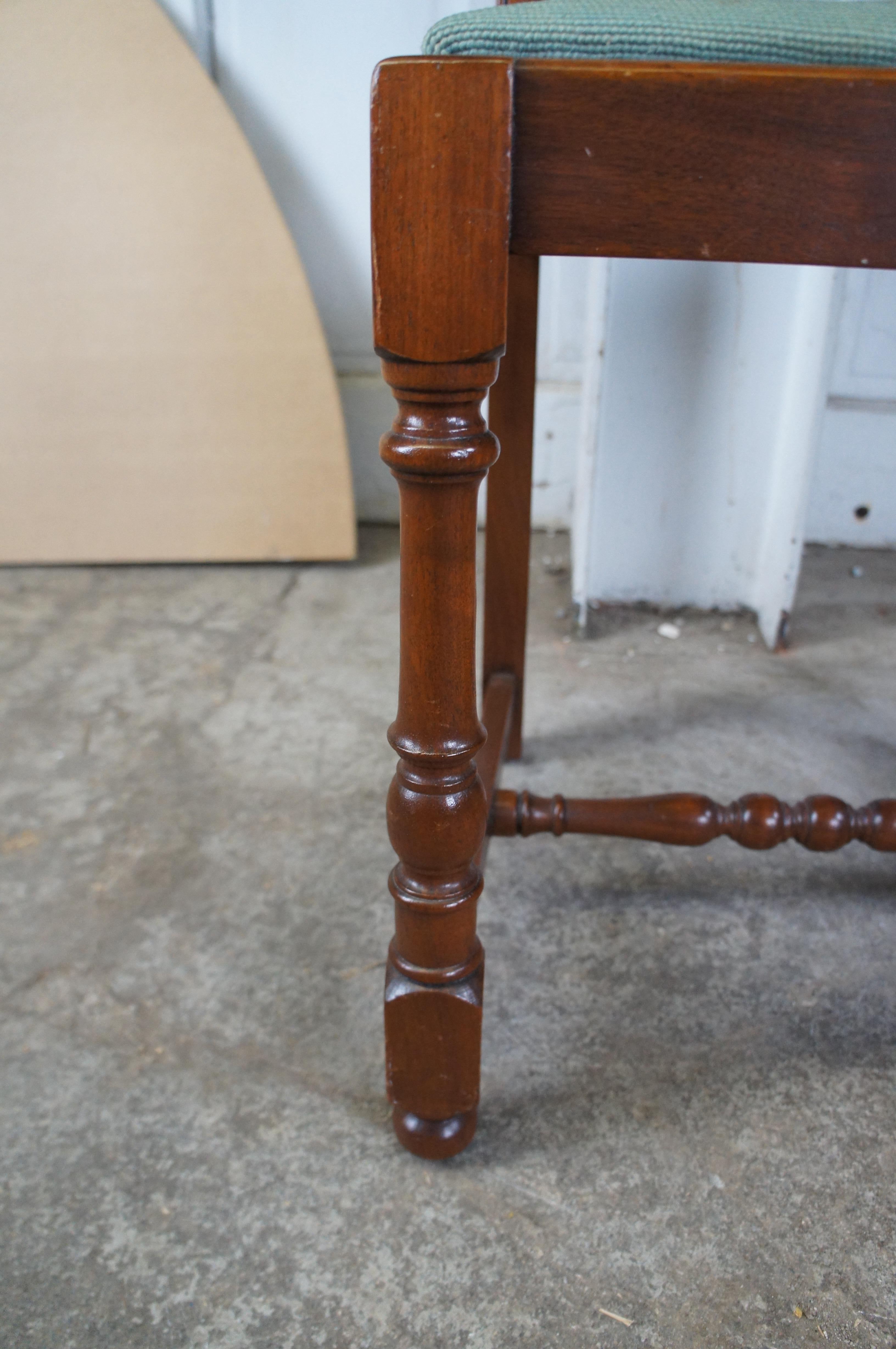 Tissu Ancienne chaise d'appoint brodée du début du 20ème siècle du Michigan Chair Company en vente
