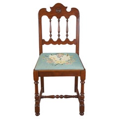 Silla lateral de nogal de la Michigan Chair Company de principios del siglo XX Asiento bordado