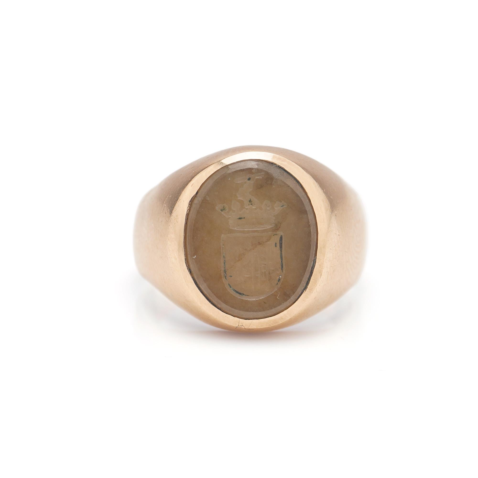 Antique early 20th century 18kt gold men's ring with carved hardstone. 
The carving depicts a family crest. 
Tested positive for 18kt. yellow gold. 

Dimensions - 
Finger Size (UK) = J (EU) = 49 1/2 (US) = 5 1/4
Weight: 9.00 grams

Condition: