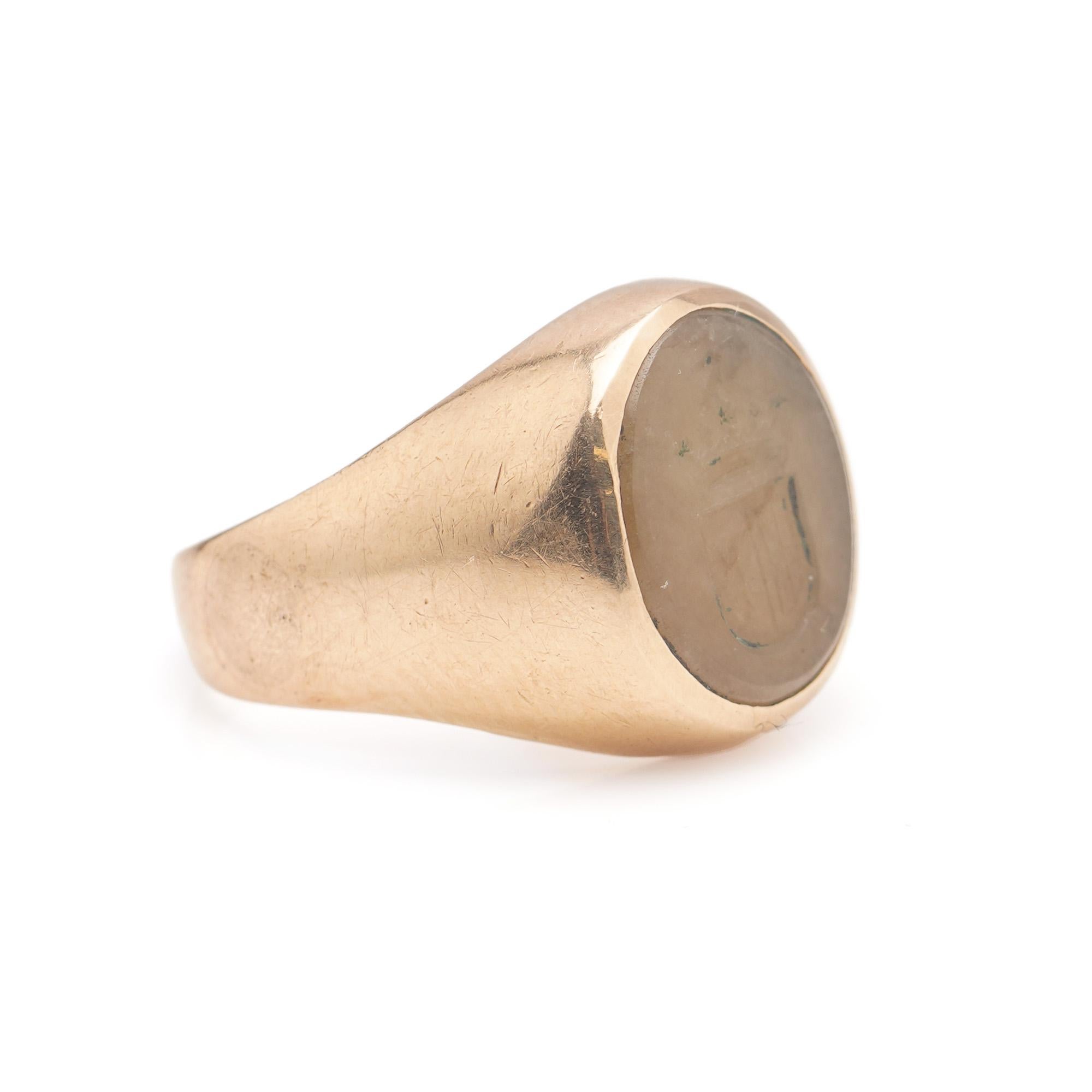 Antique Early 20th Century 18kt Gold Men's Ring with Carved Hardstone In Good Condition In Braintree, GB