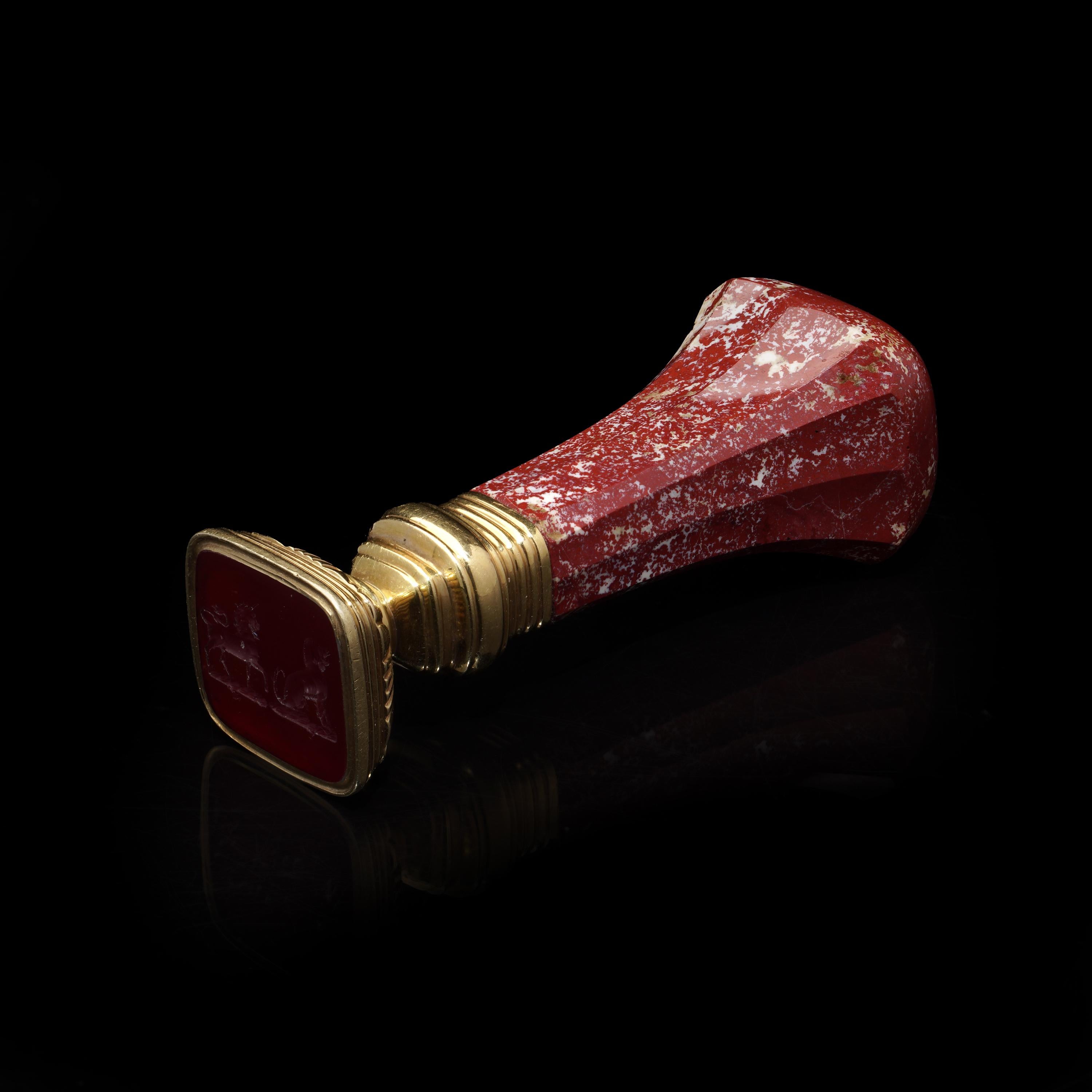 Antico sigillo in oro 18kt dei primi del Novecento con diaspro e corniola

Questo sigillo antico, risalente all'inizio del XX secolo, presenta un manico splendidamente lavorato in diaspro e un'incisione in corniola con intricati disegni di un