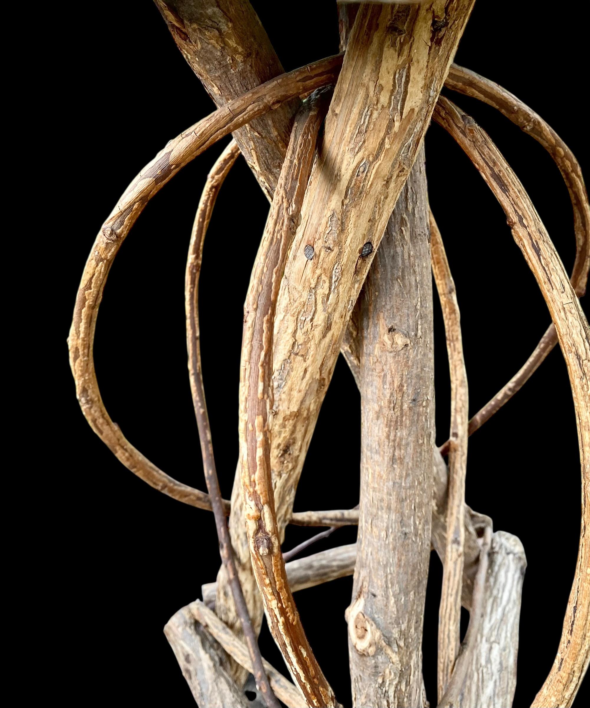 Cette table Adirondack antique témoigne de l'art de l'artisanat populaire. Son cadre en brindilles soutient un plateau de table gris usé par les intempéries.

Impressionnante table rustique ancienne ADIRONDACK TWIG TABLE

Parfait pour une décoration