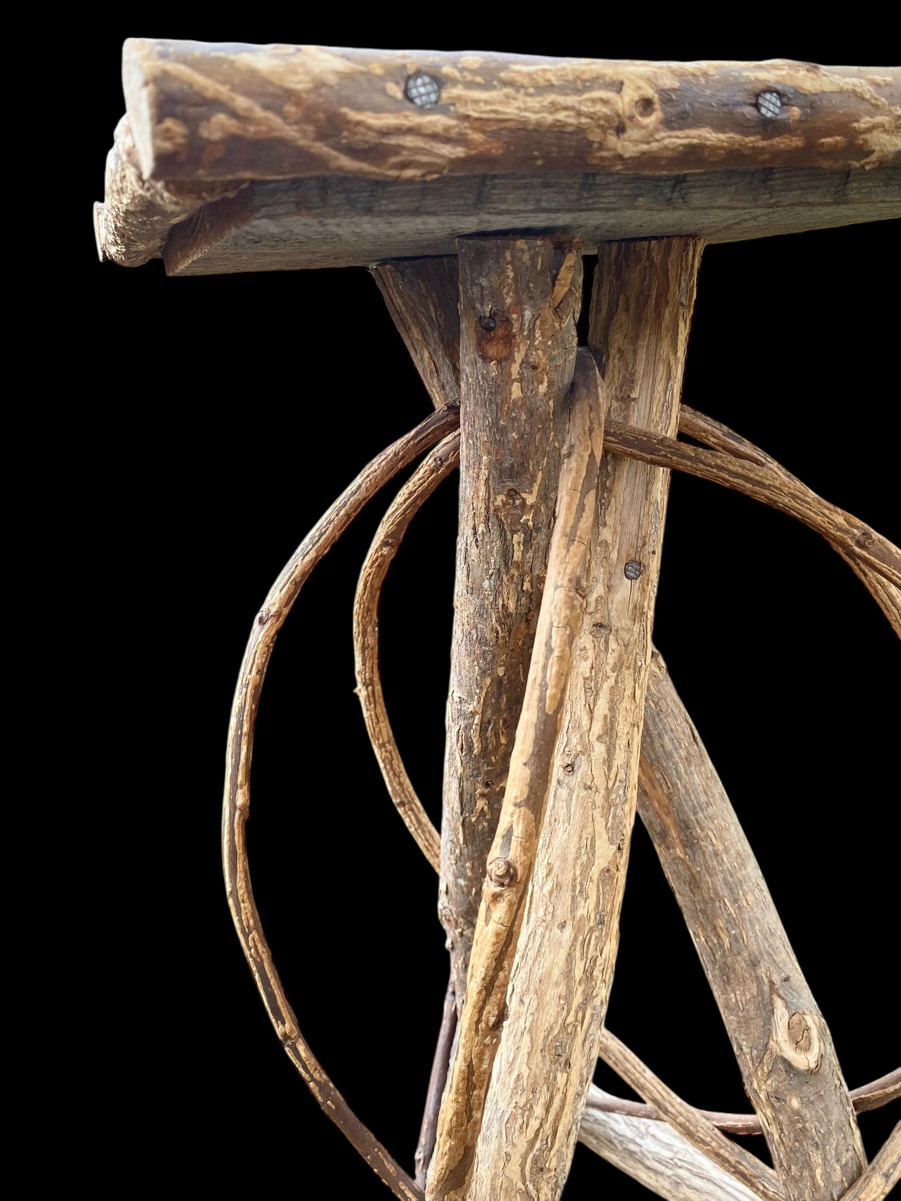 Bois Ancienne table d'appoint en saule courbé Adirondack du début du 20e siècle en vente