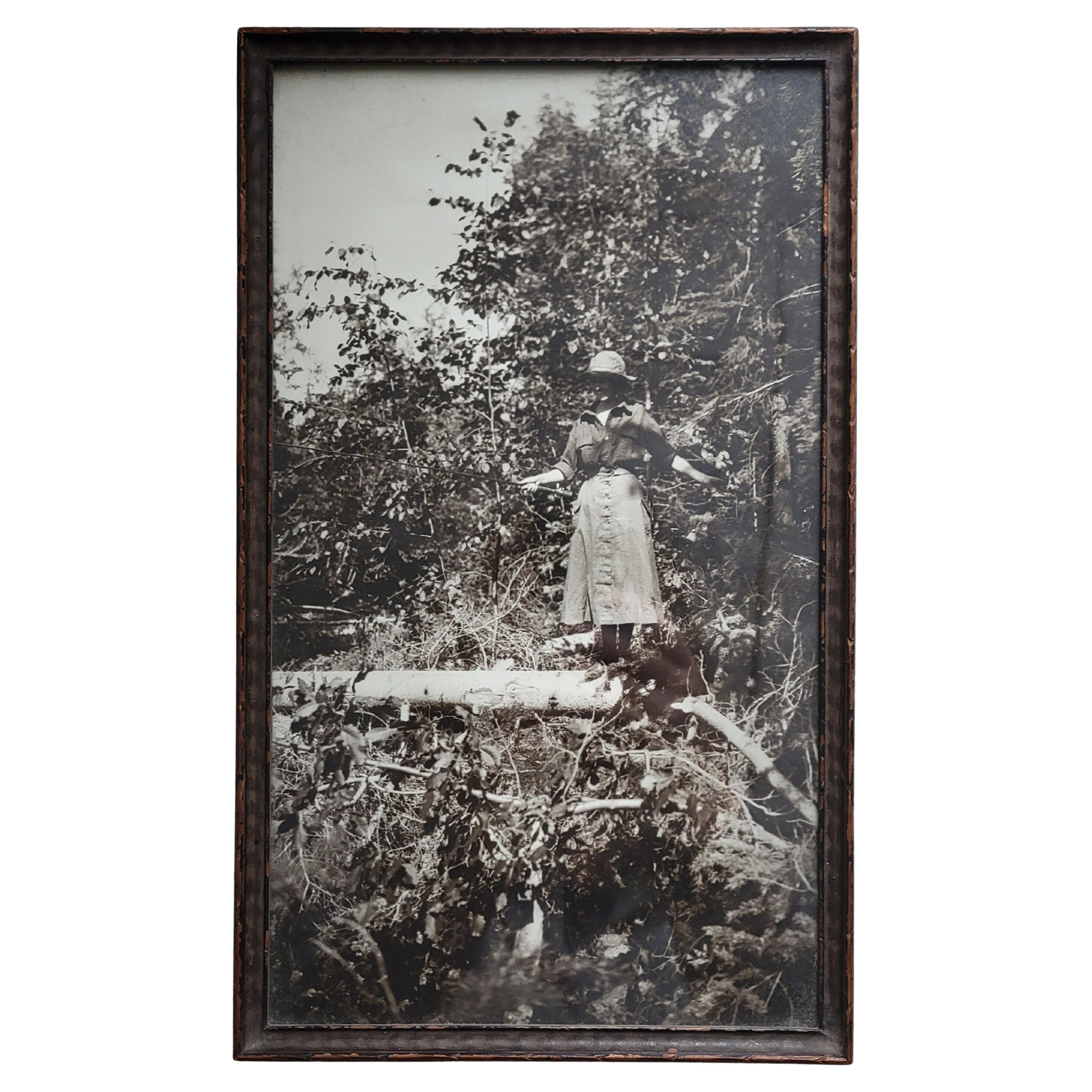 Ancienne photographie américaine du début du 20e siècle d
une femme en train de pêcher