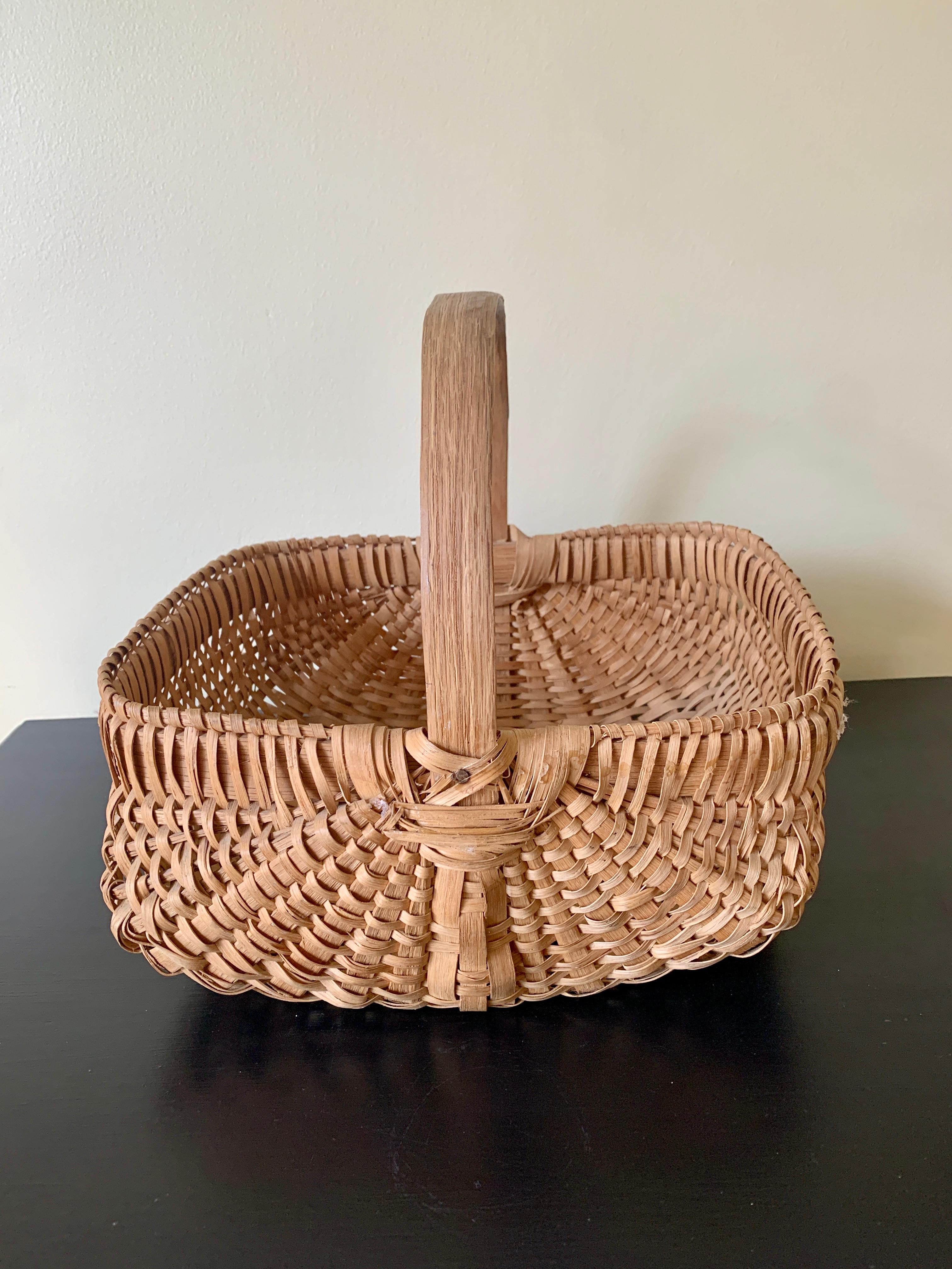 An antique American splint oak gathering basket. The charming basket has a tight weave and would be charming as a decorative or functional piece.

USA, Early 20th Century

Measures: 11.5