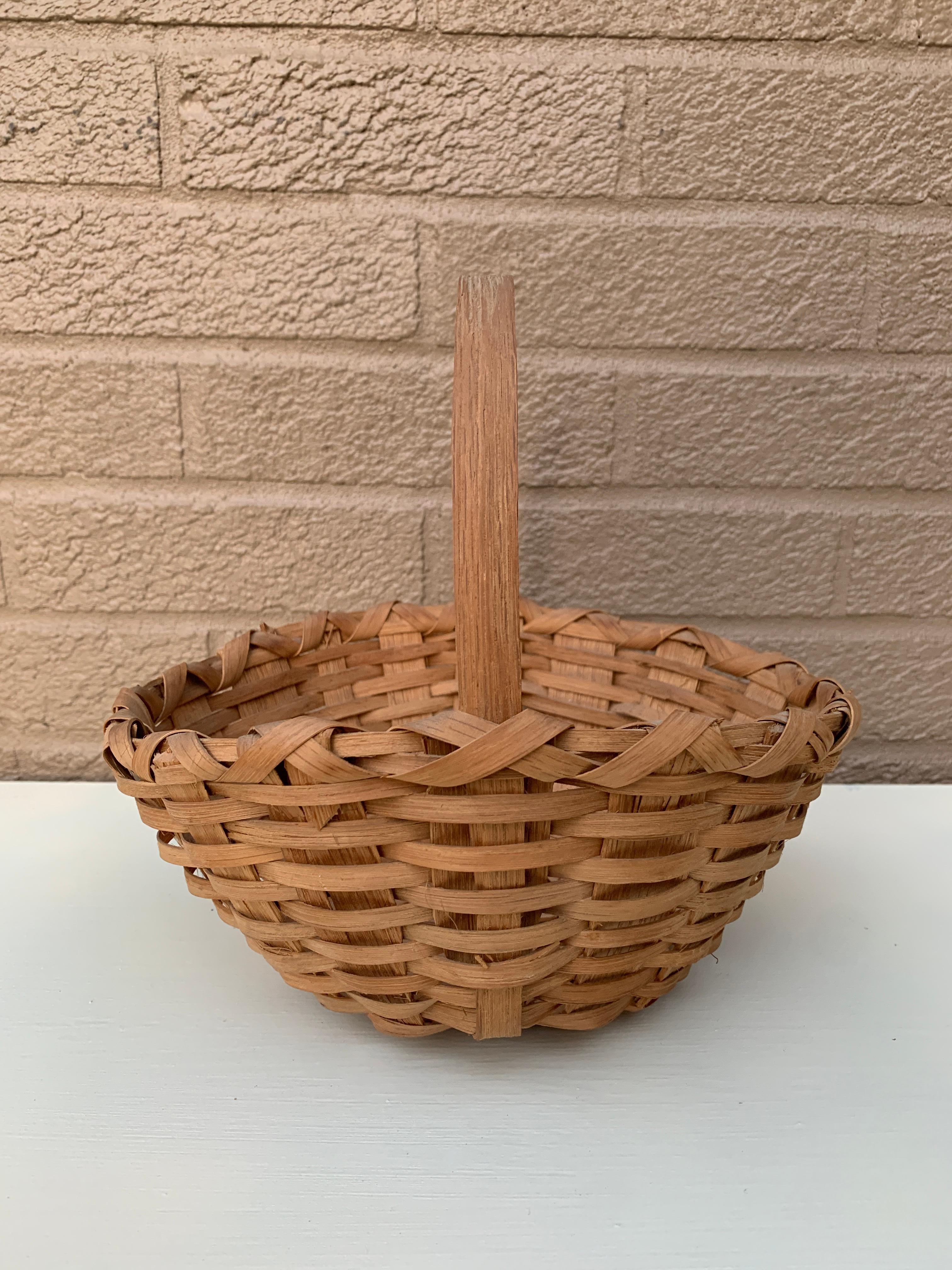Un antico cesto da raccolta americano in legno di quercia. L'incantevole cestino ha una trama fitta e potrebbe essere un pezzo decorativo o funzionale.

Stati Uniti, inizio del XX secolo

Misure: 9,5