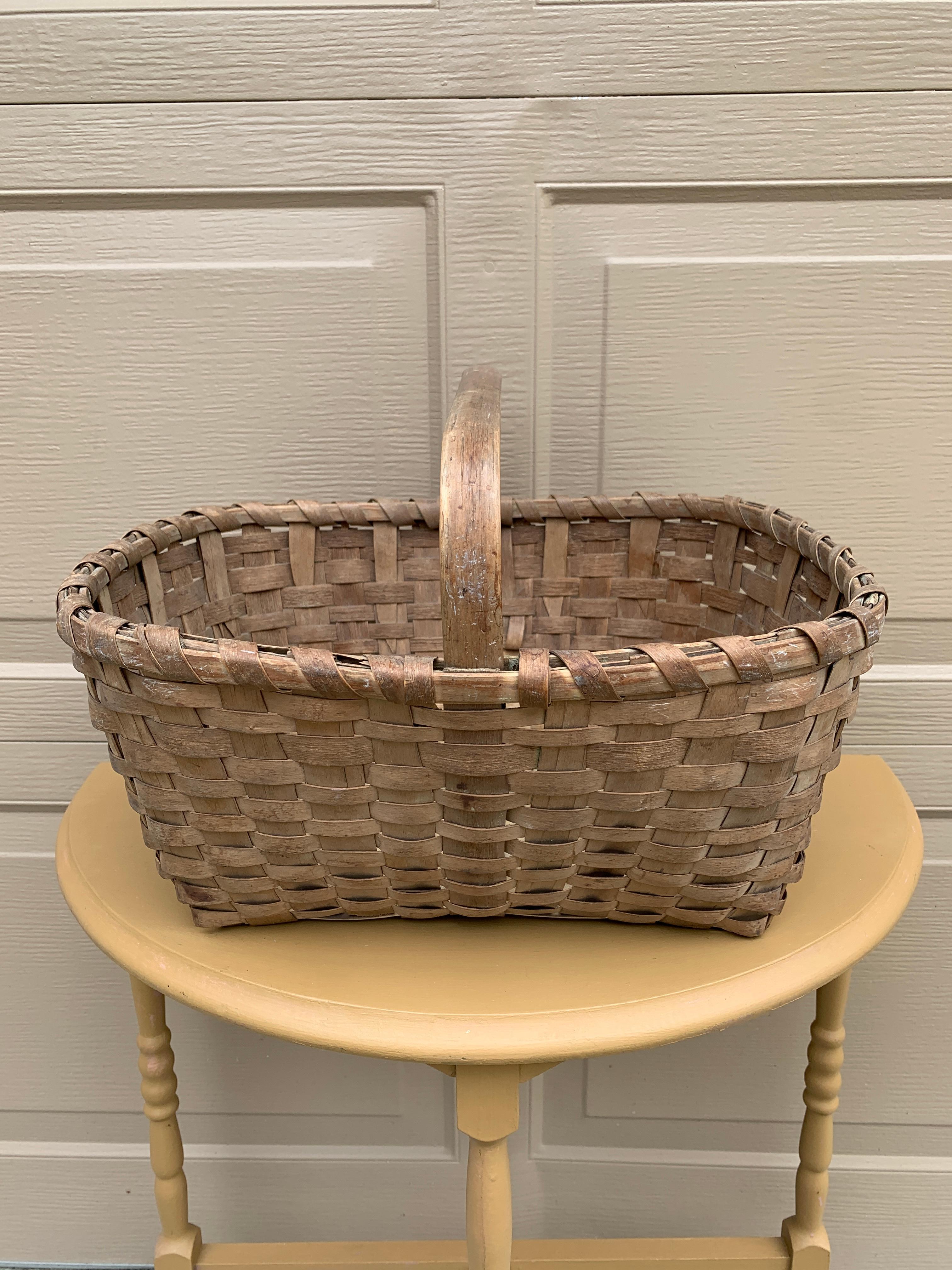 Panier de cueillette antique en chêne fendu américain. Ce charmant panier a un tissage serré et serait parfait comme pièce décorative ou fonctionnelle.

États-Unis d'Amérique, début du 20e siècle

Mesures : 16,25 