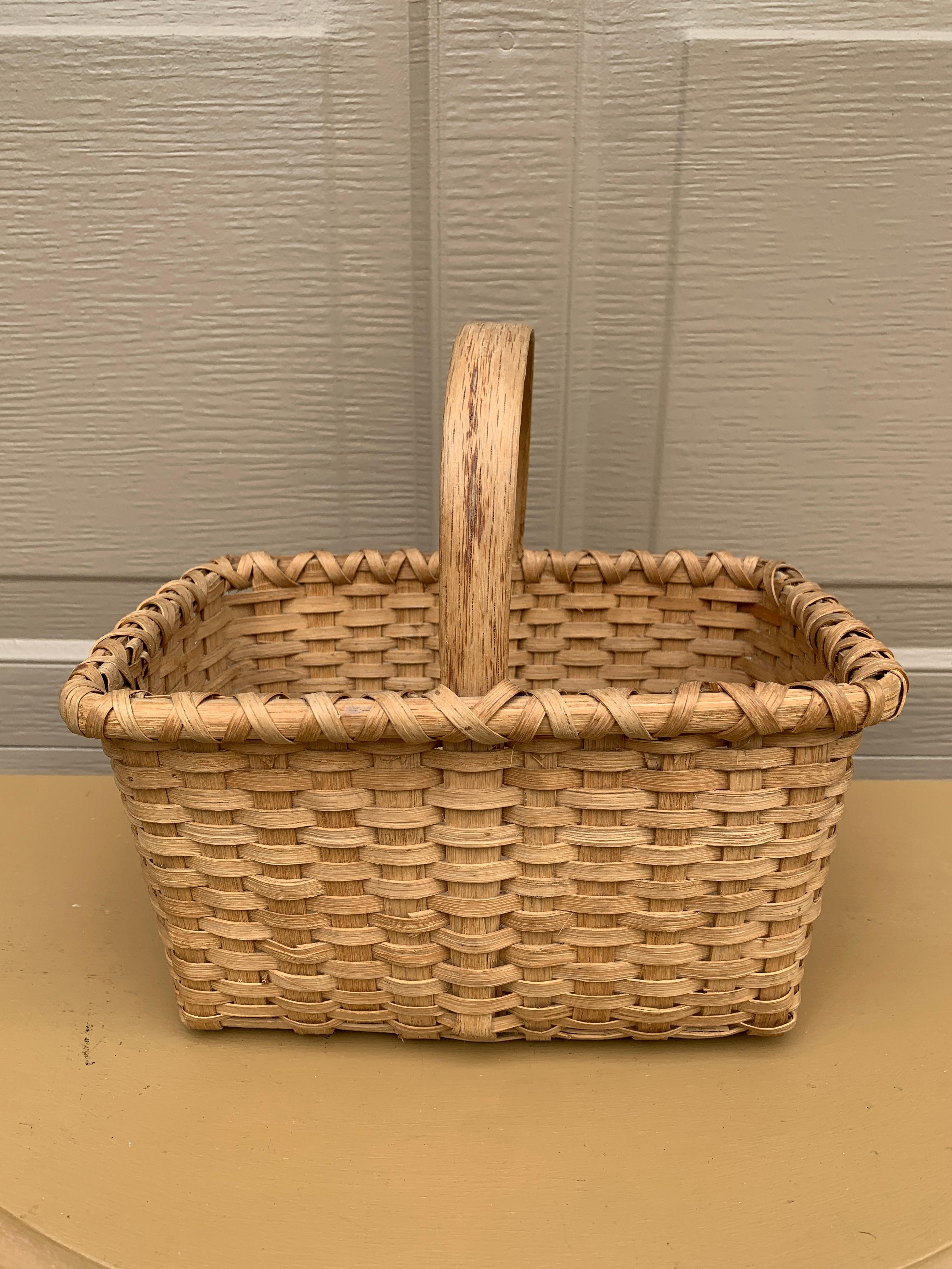 Panier de cueillette antique en chêne fendu américain. Ce charmant panier a un tissage serré et serait parfait comme pièce décorative ou fonctionnelle.

États-Unis d'Amérique, début du 20e siècle

Mesures : 10,5 