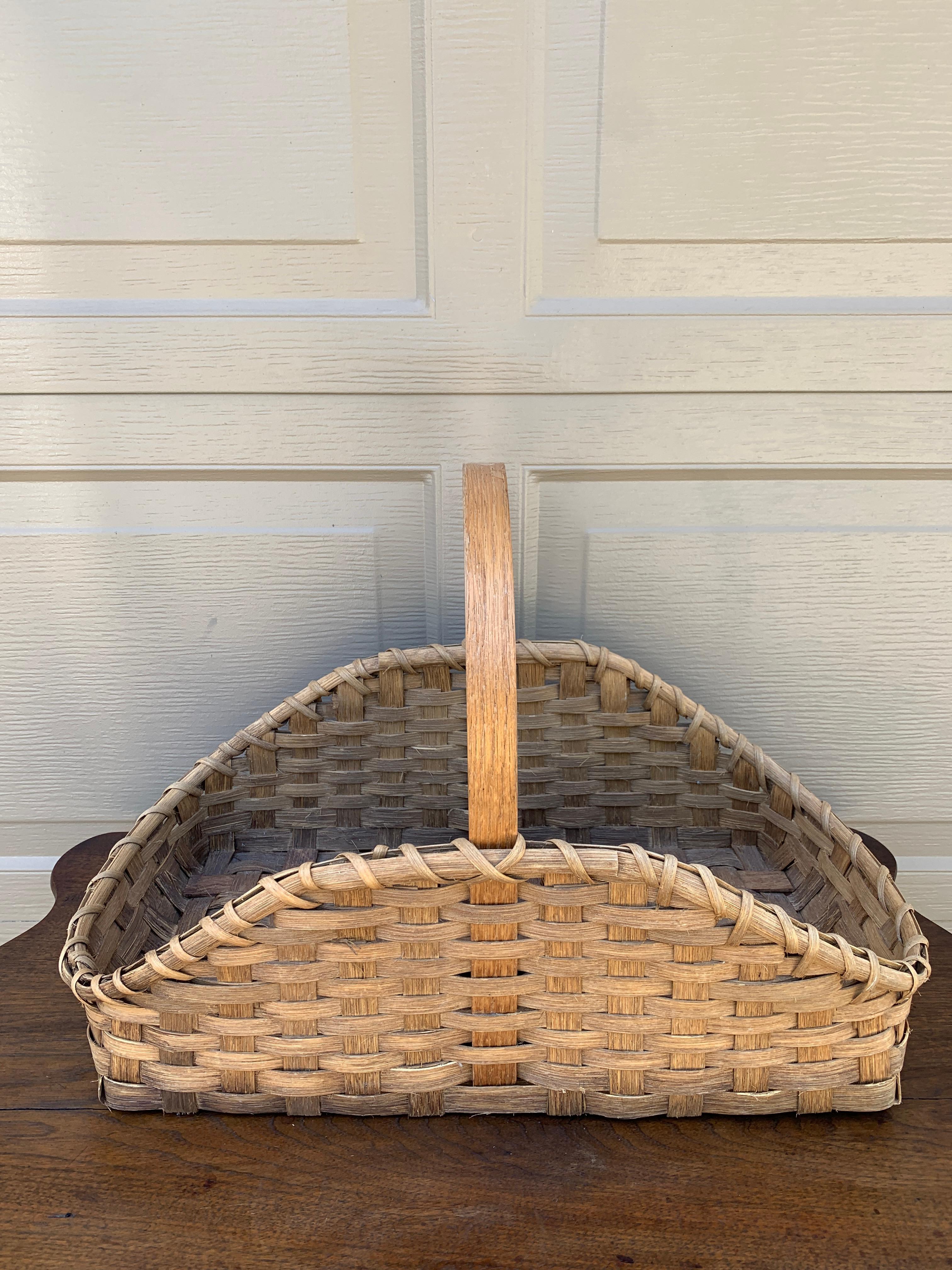 Panier de cueillette antique en chêne fendu américain. Ce charmant panier a un tissage serré et serait parfait comme pièce décorative ou fonctionnelle. On peut y ranger des magazines ou des livres, ou même une planche à découper en bois qui servira