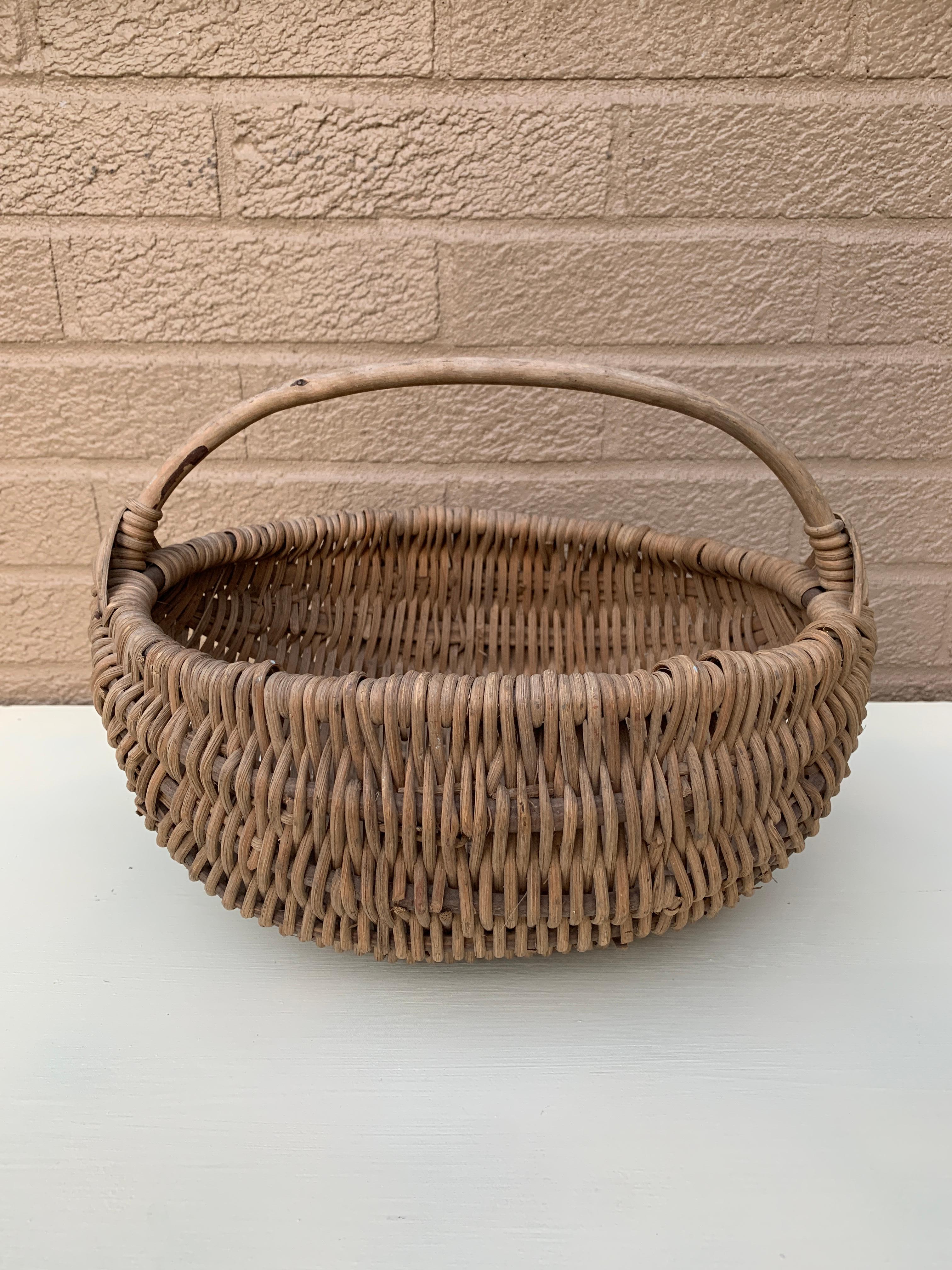 Magnifique panier à melons en chêne tressé, fait à la main et de fabrication américaine. Le charmant panier a un tissage serré et serait charmant comme pièce décorative ou fonctionnelle.

États-Unis d'Amérique, début du 20e siècle

Mesures : 12 