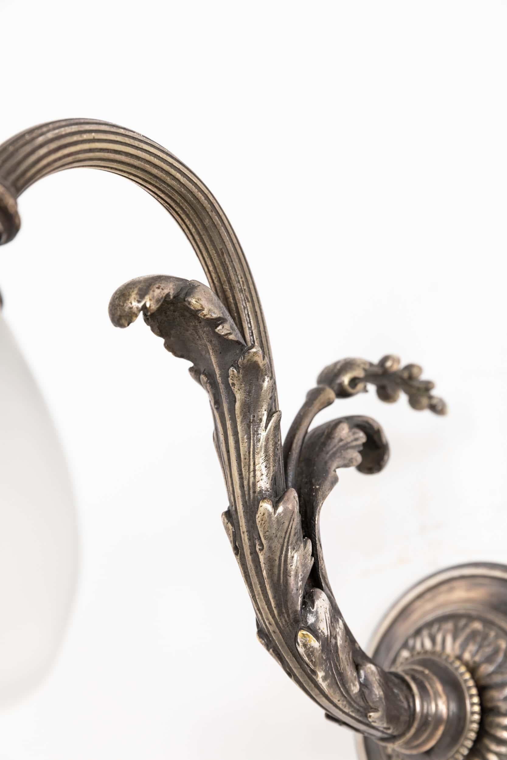 Aplique de pared antiguo bañado en plata, de bella factura y poco común, fabricado en Inglaterra por la General Electric Company (GEC) c.1910. 

Esta refinada pieza de iluminación eduardiana presenta una artesanía excepcional, con un trabajo en