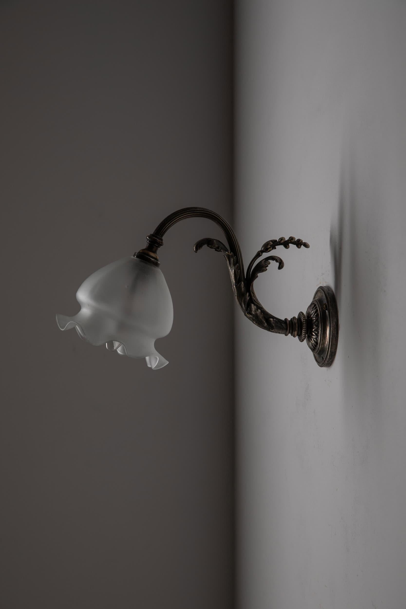 Antiguo Art Nouveau de principios del siglo XX Lámpara de pared de cristal GEC de plata c.1910 en venta 2