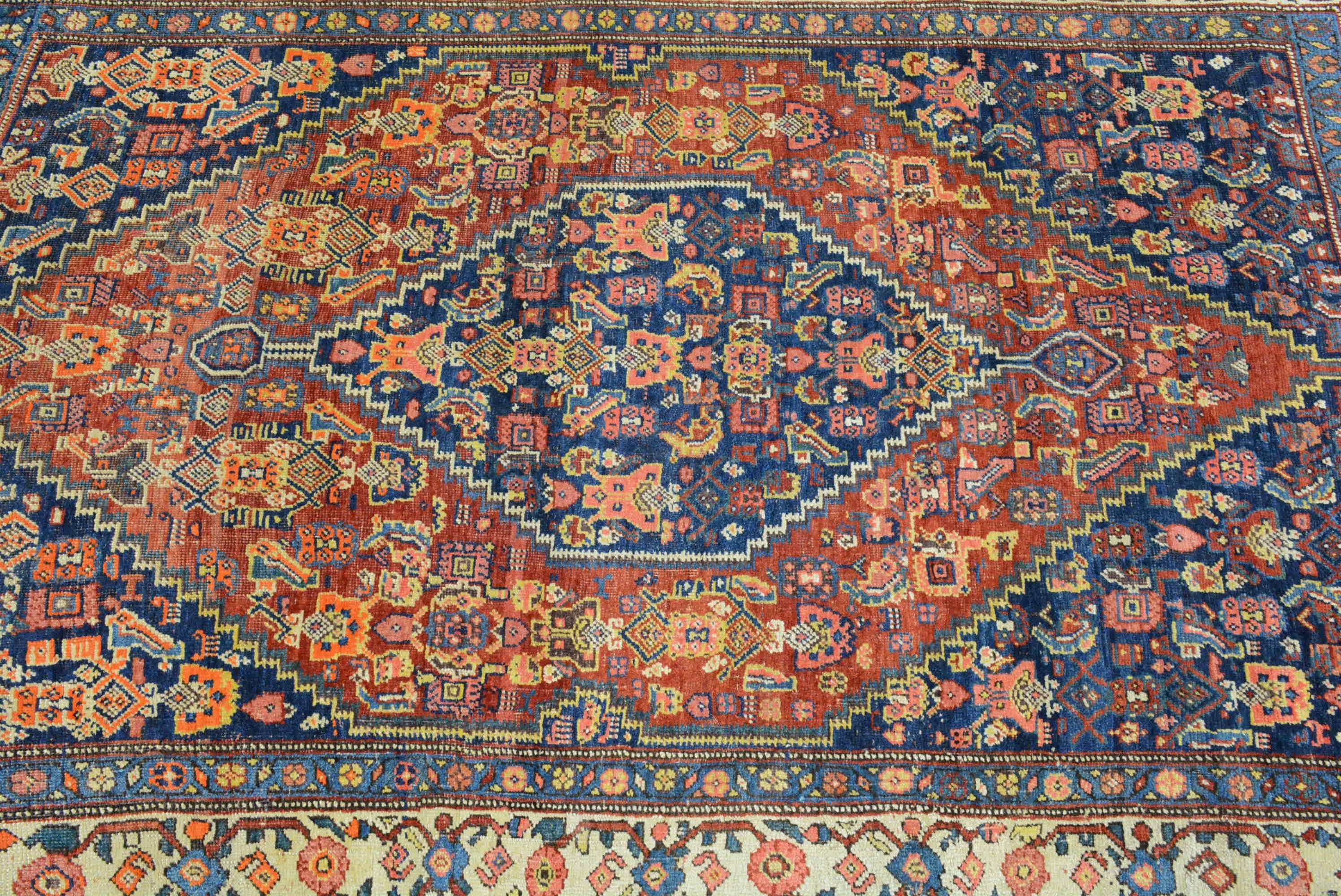Les Kurdes sont un groupe relativement autonome dont la population se concentre principalement en Turquie, en Irak et en Perse (Iran).  Ils sont reconnus comme étant des tisserands prolifiques qui ont produit des tapis dans une grande variété de