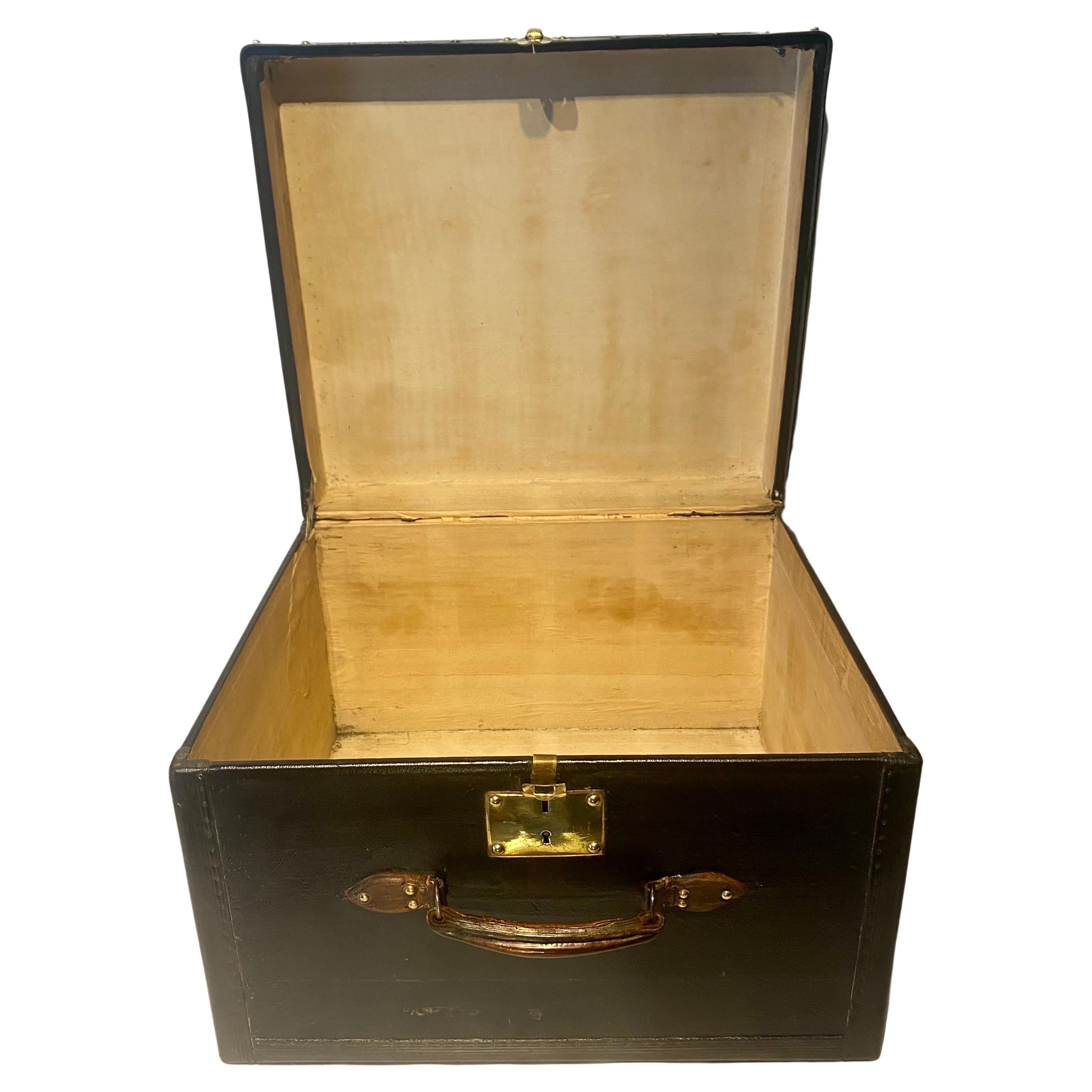 Antike Anfang des 20. Jahrhunderts Schwarz Goyard Hut Kofferraum Französisch CIRCA 1920's im Angebot 2