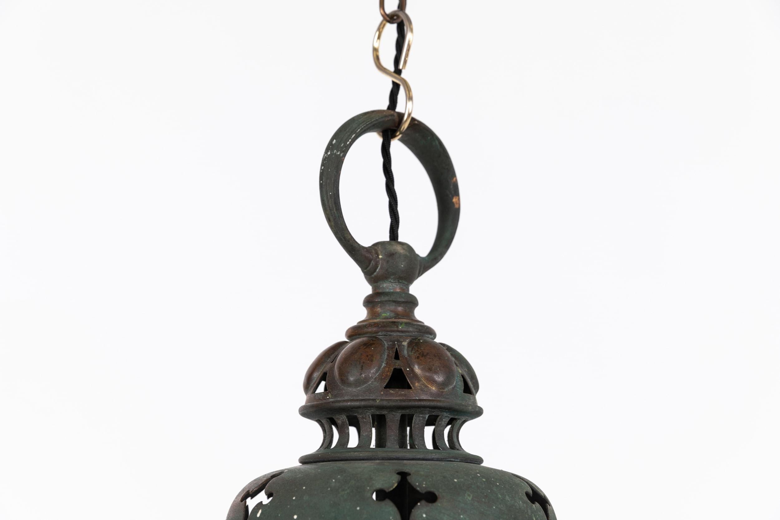 A beautifully formed early 20th century lantern made by F&C Osler. c.1920

Heavy duty cast brass construction which has aged perfectly, featuring the hanging loop which adorns lots of pendant lighting of the period made by Osler.

Rewired with 1m of