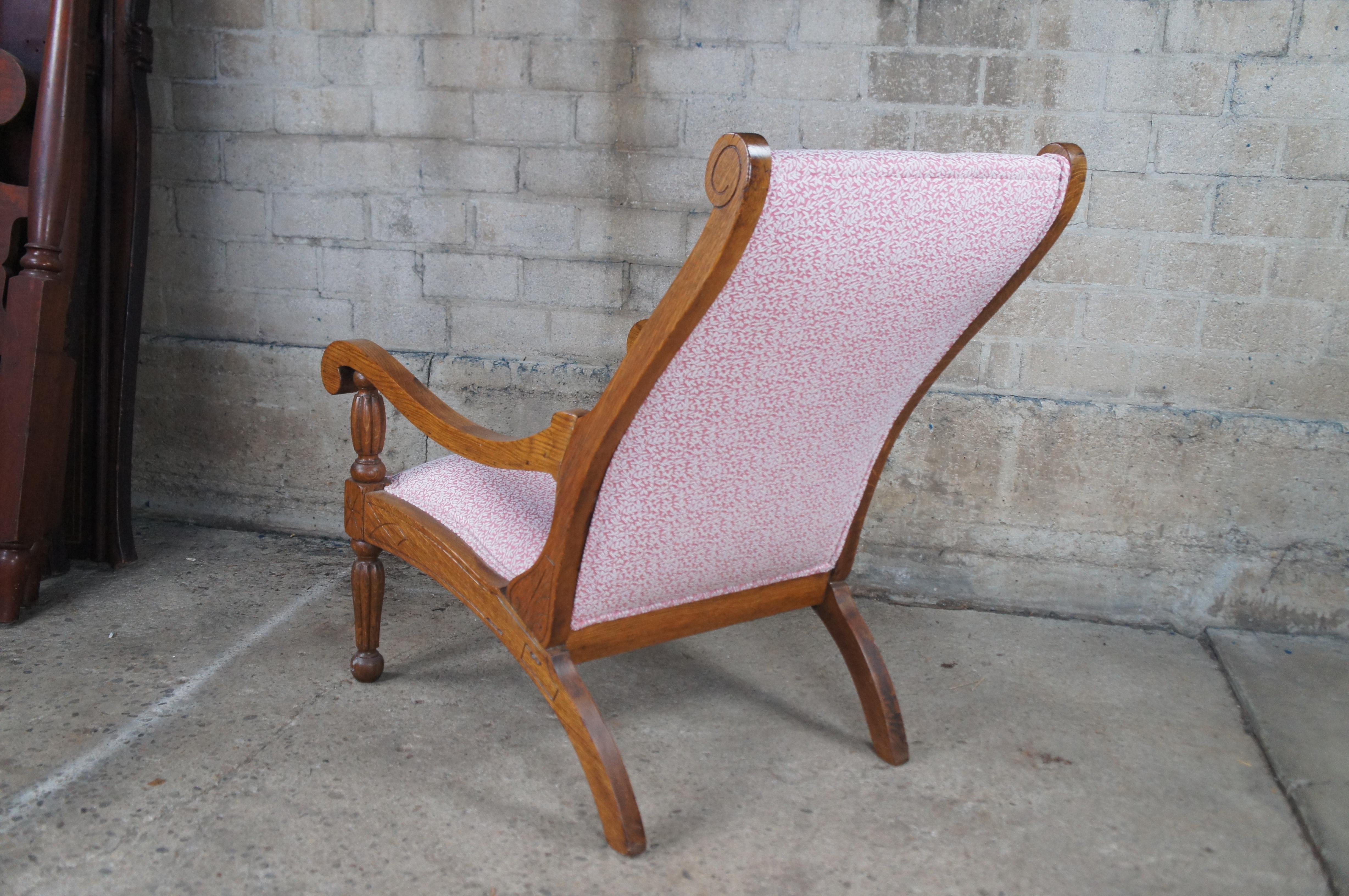 Tissu Antique Early 20th Century Colonial Oak Plantation Lounge Arm Chair en vente