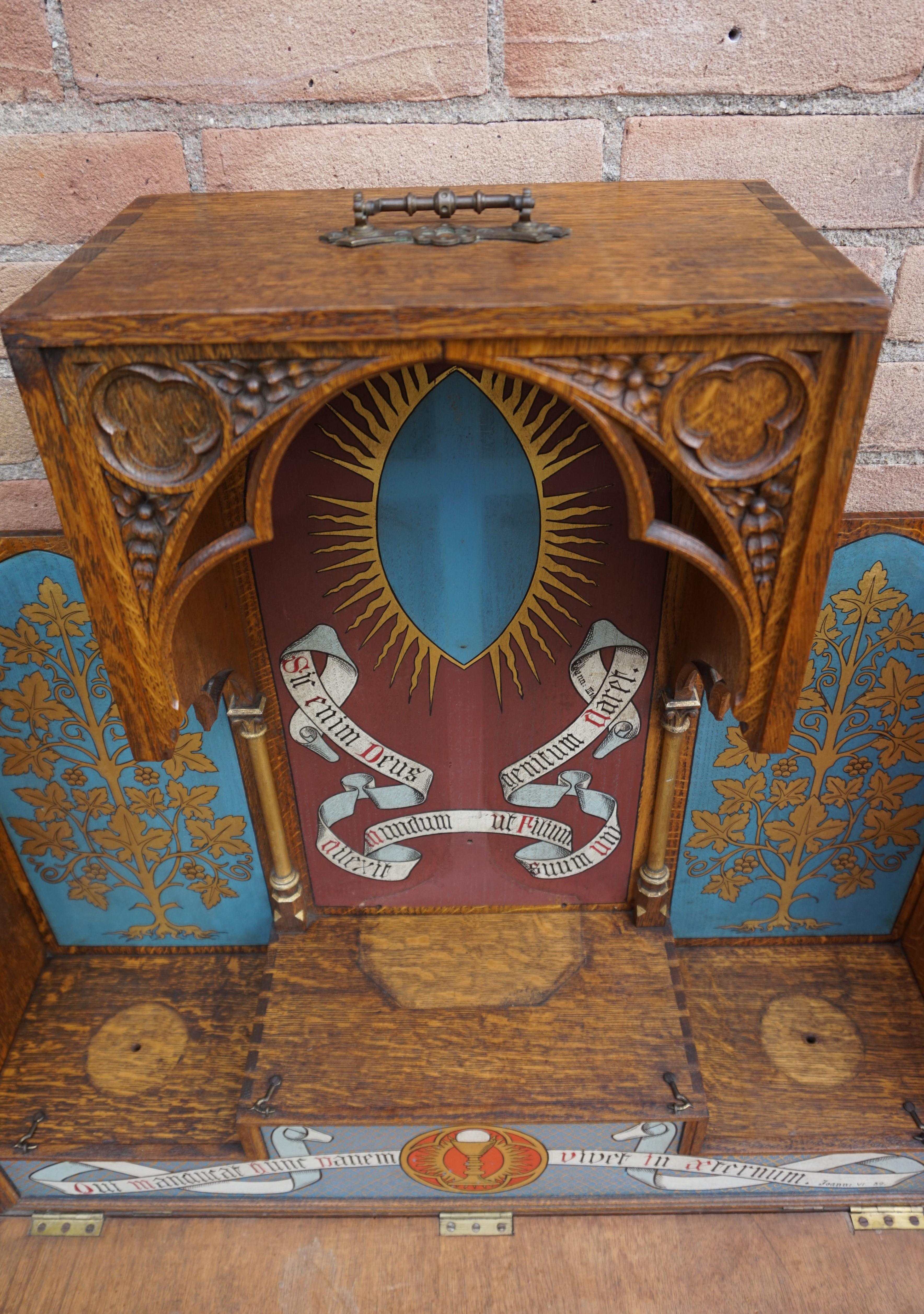 Antique Early 20th Century Carved & Hand Painted Gothic Revival Traveling Altar In Good Condition In Lisse, NL