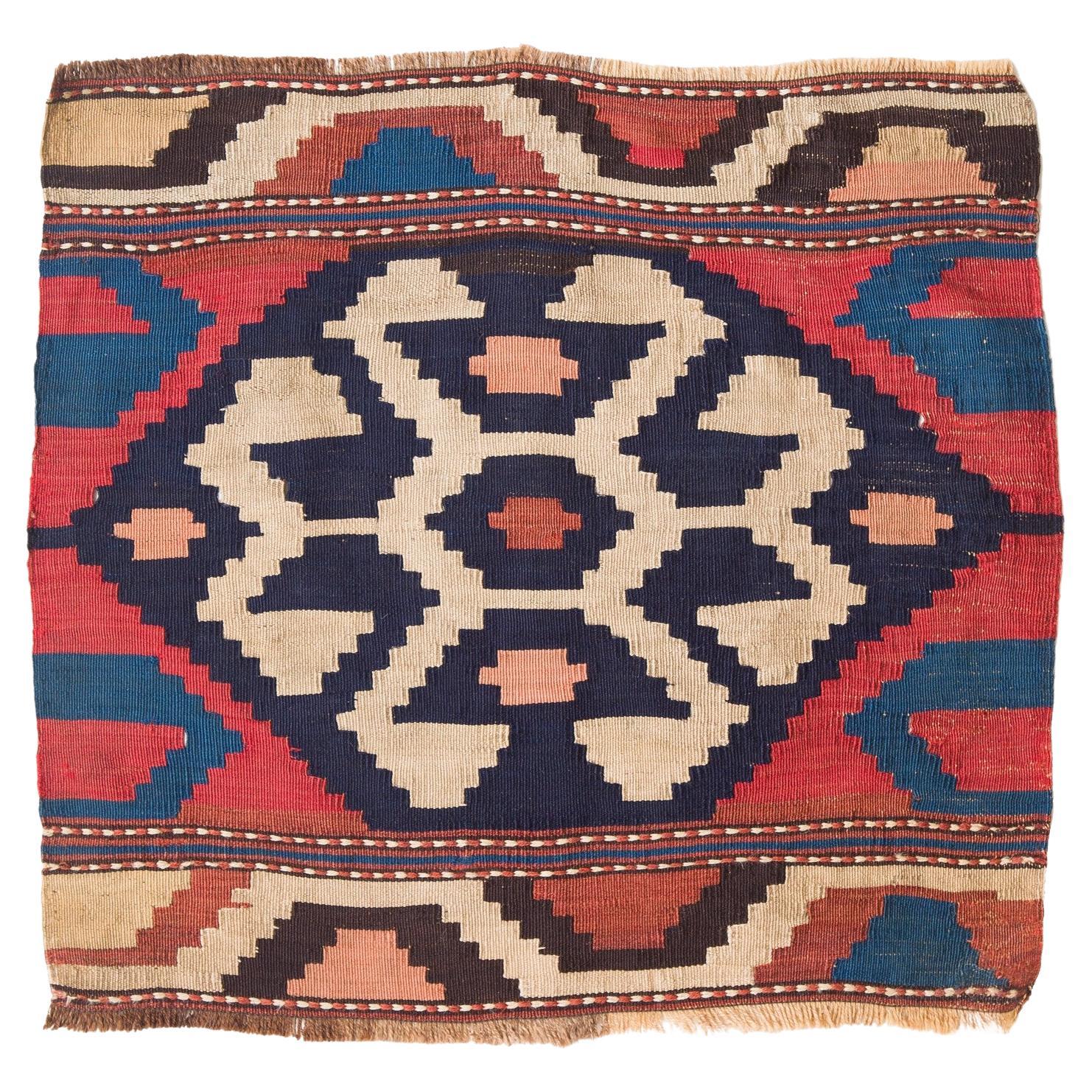 Pièce de fuseau Kilim caucasien ancienne tissée du début du 20e siècle - teintée naturelle en vente