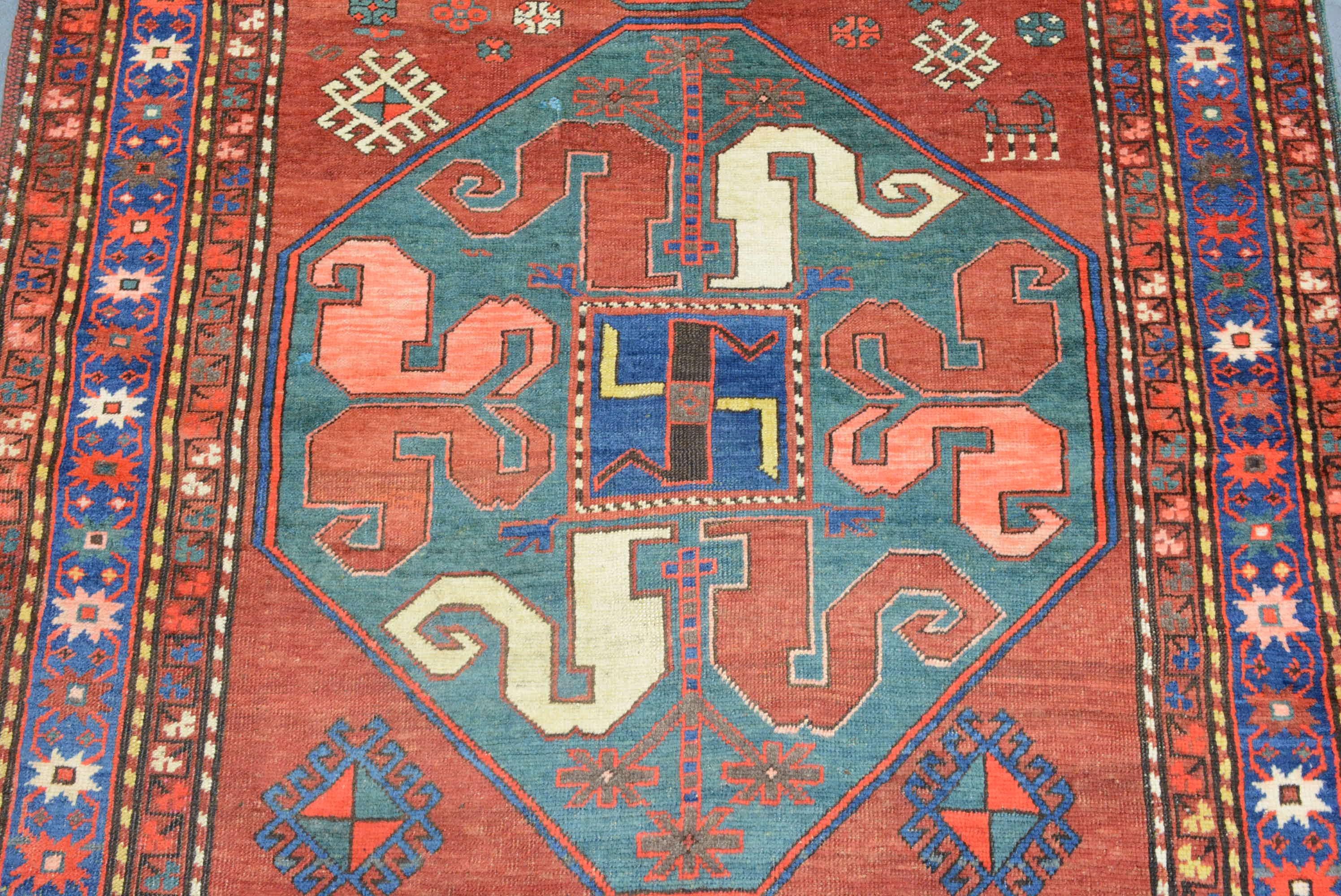 Alfombra antigua kazaka de banda de nubes de principios del siglo XX Armenio en venta
