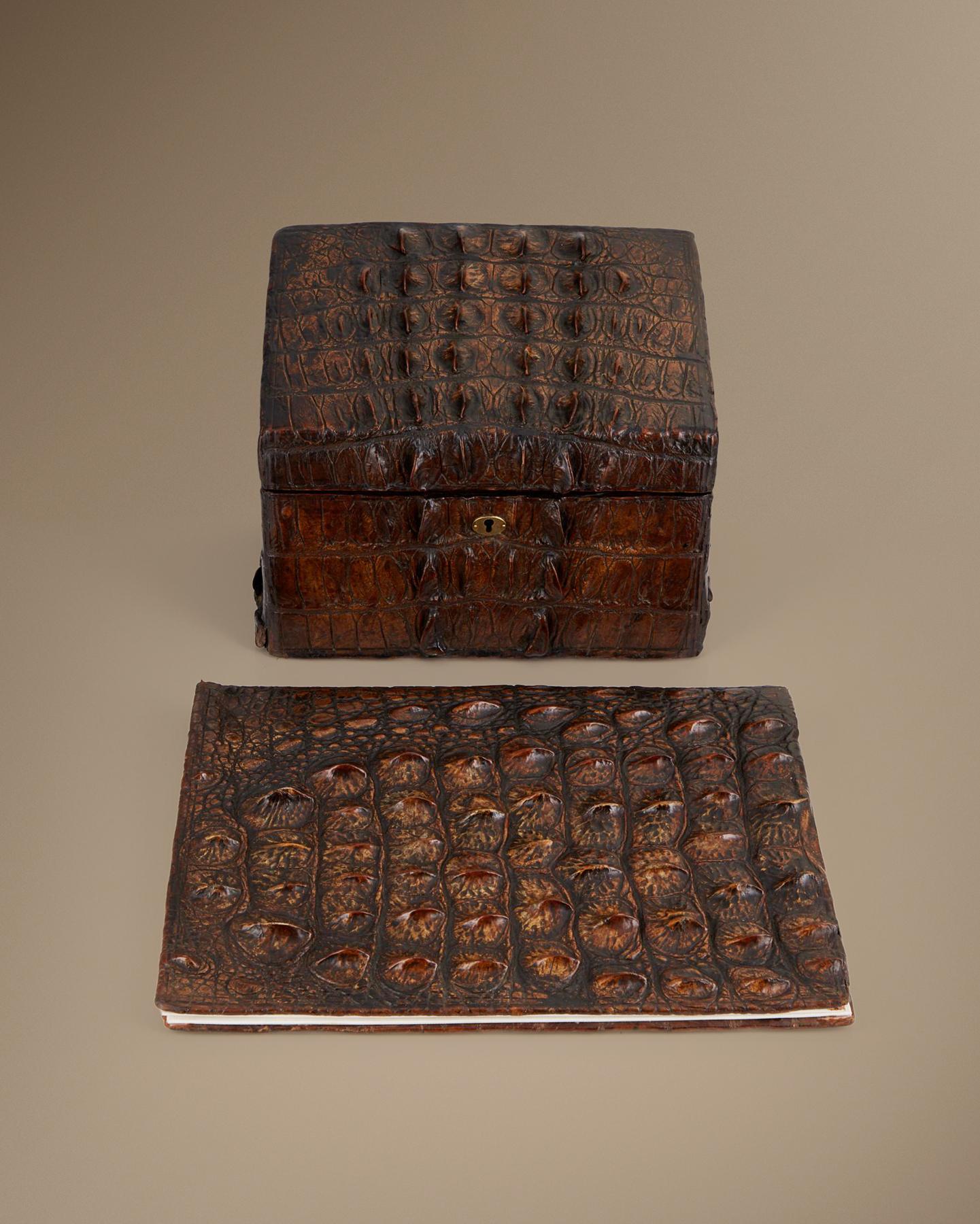 Viaggia indietro nel tempo con questo imponente set da scrivania antico di Thornhill & Co, Londra, risalente al 1910 circa. 

Realizzato con cura e avvolto in robusta pelle di coccodrillo del Nilo, questo set emana un'aria di lusso e raffinatezza