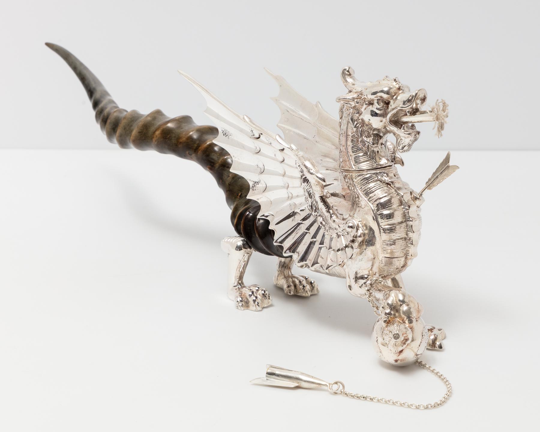 Placcato argento Antico accendisigari da tavolo a forma di drago dei primi del Novecento, CIRCA 1910 in vendita