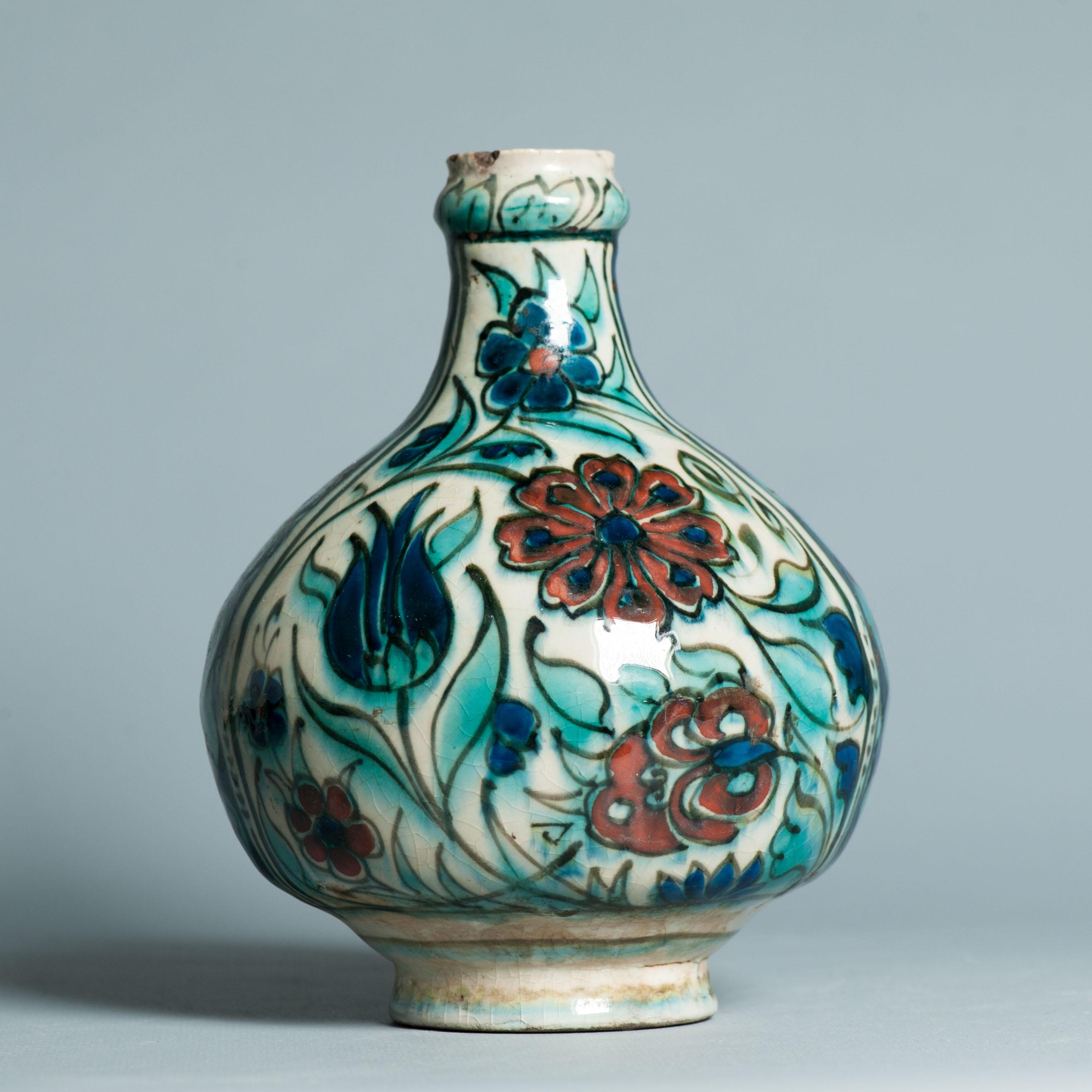 Une belle bouteille de De Porceleyne Fles datant d'après 1910, faisant partie de la série 